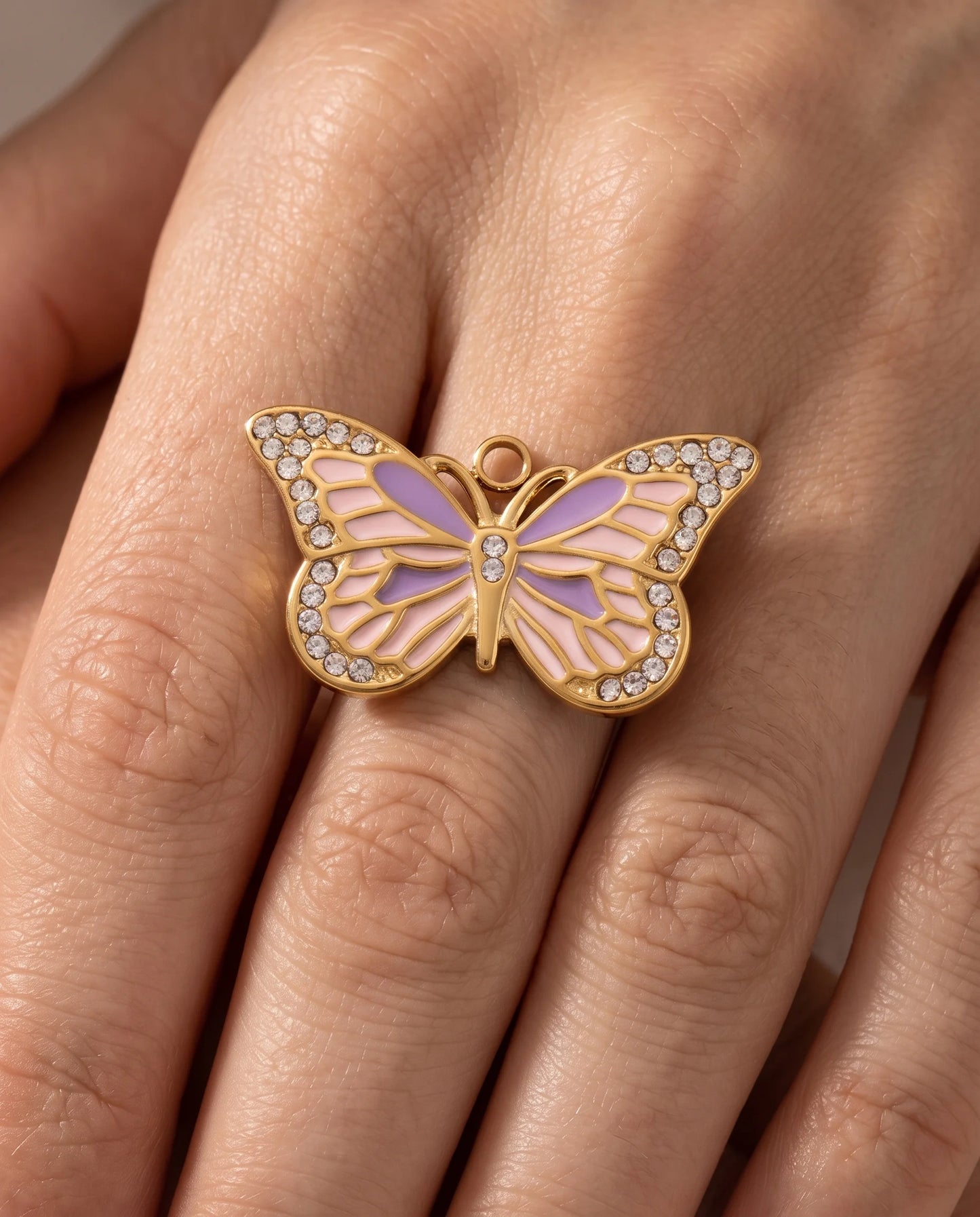Zoe Schmetterling Anhänger mit Emaille und Zirkonia im Detail
