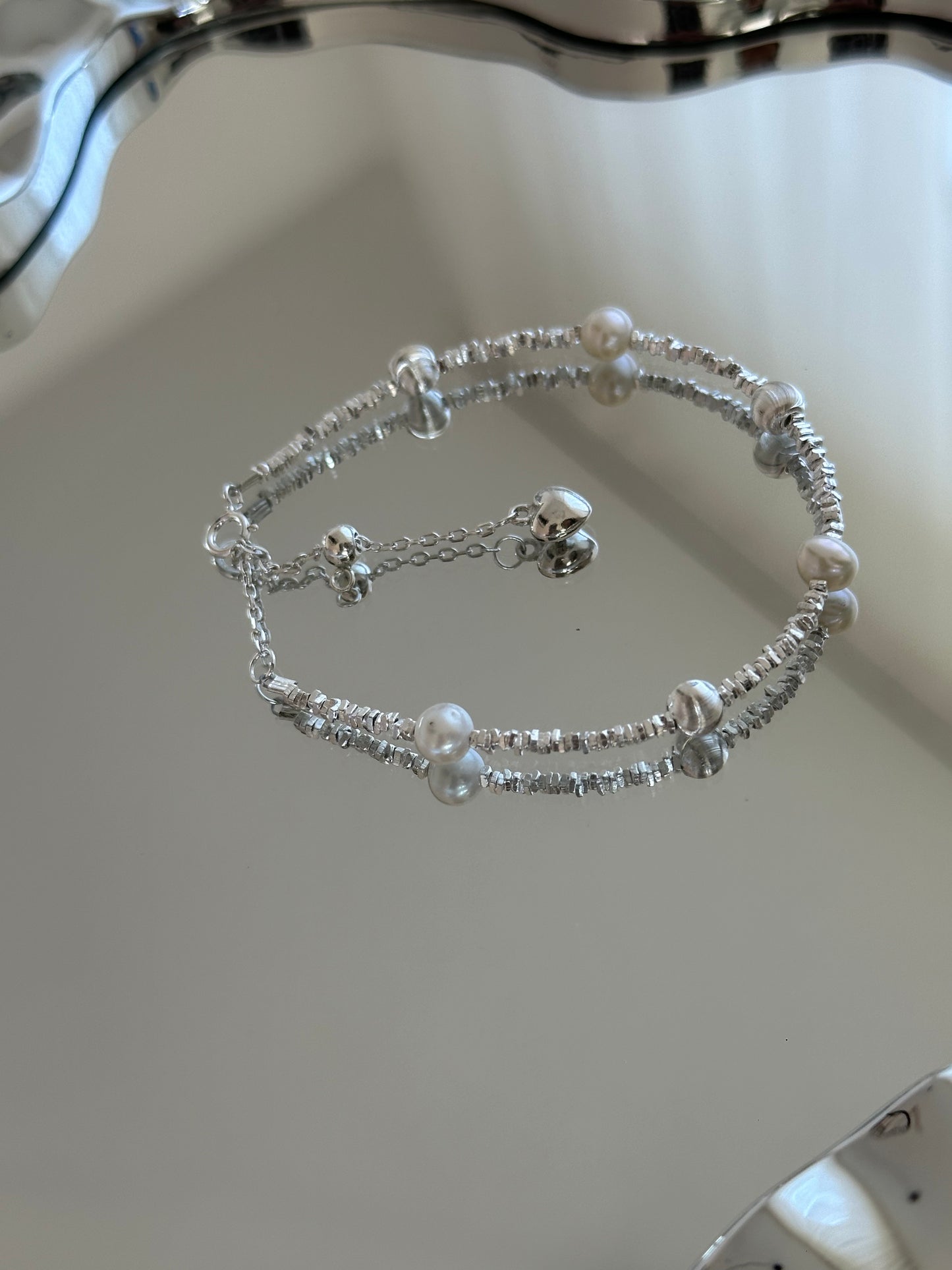 Feines Armband aus 925er Silber mit unregelmäßigen Silberperlen in Katzenaugen-Optik und zarten Süßwasserperlen – verspielt und modern