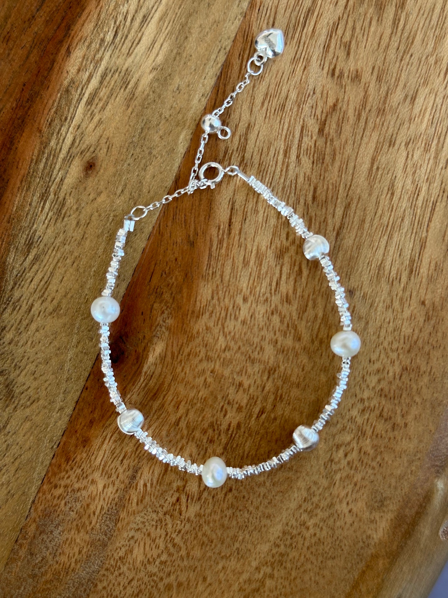 Feines Armband aus 925er Silber mit unregelmäßigen Silberperlen in Katzenaugen-Optik und zarten Süßwasserperlen – verspielt und modern