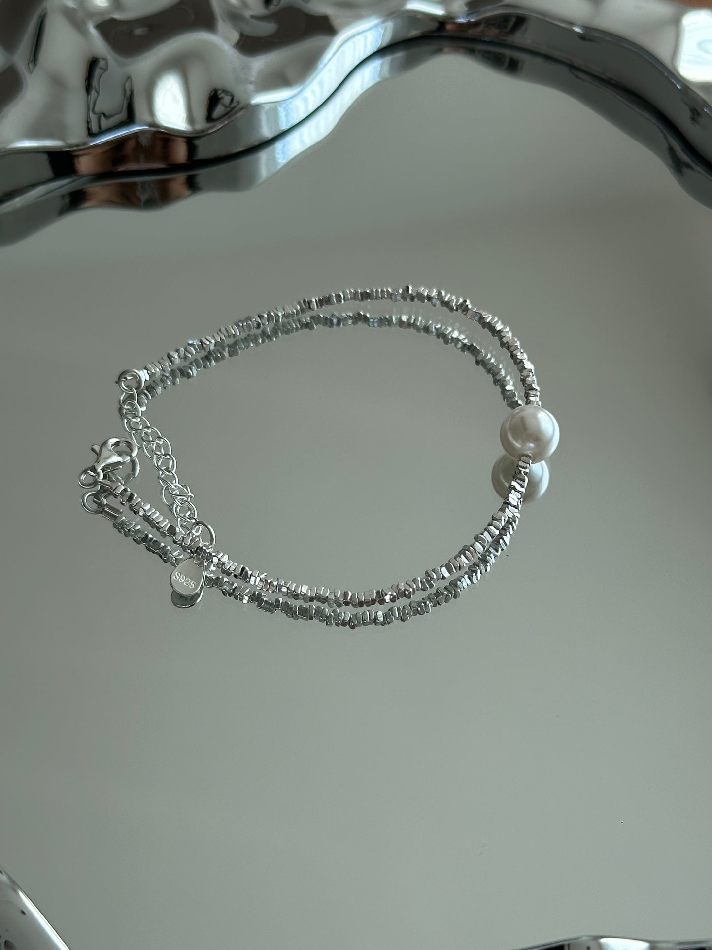 Minimalistisches Armband aus 925er Silber mit einer einzelnen Süßwasserperle – zart, schlicht und elegant