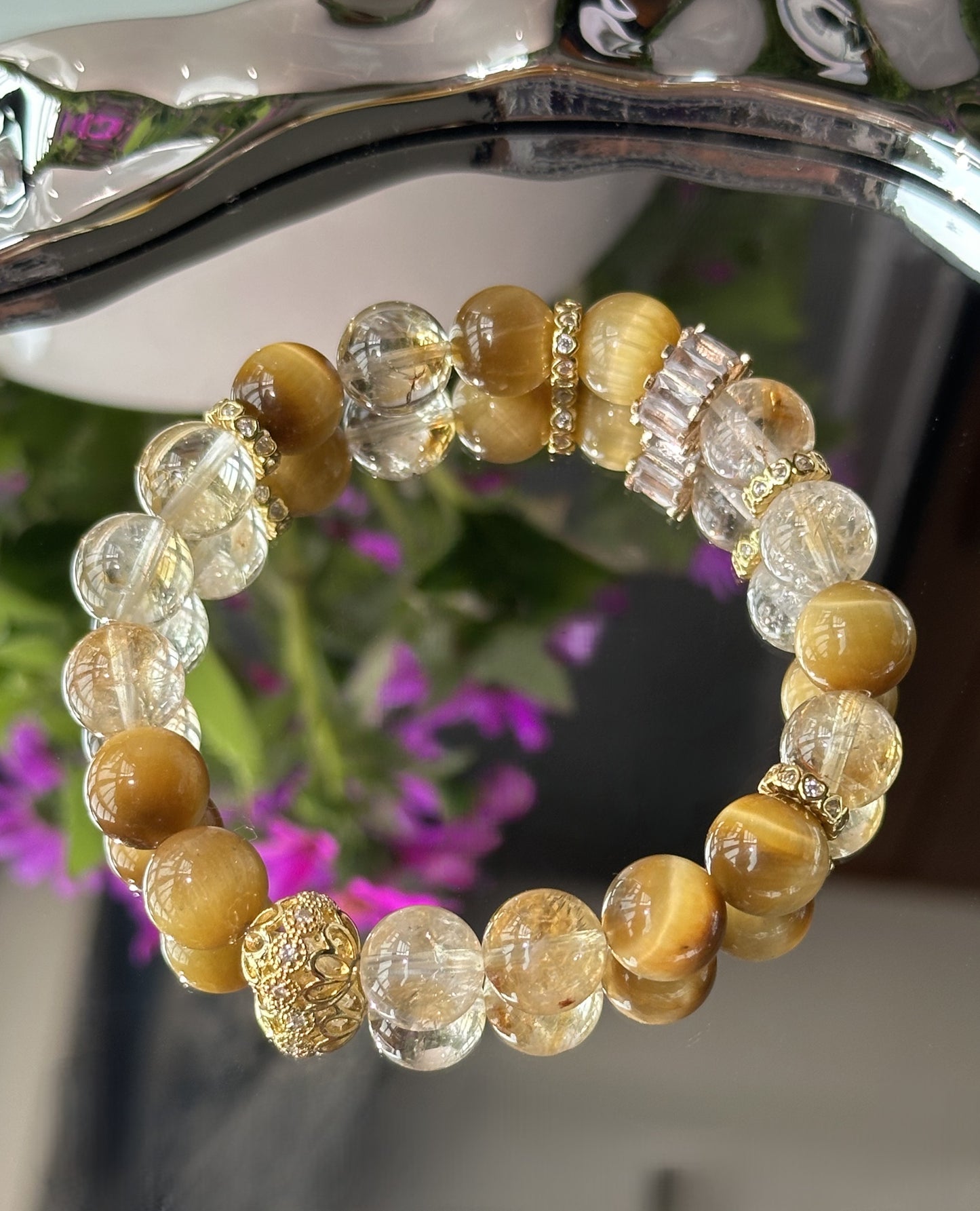 Strahlendes Armband mit 10mm Azer Yellow Quarz und goldenem Tigerauge – facettierte Edelsteinperlen mit funkelnden Zirkonia-Zwischenteilen in Goldfassung