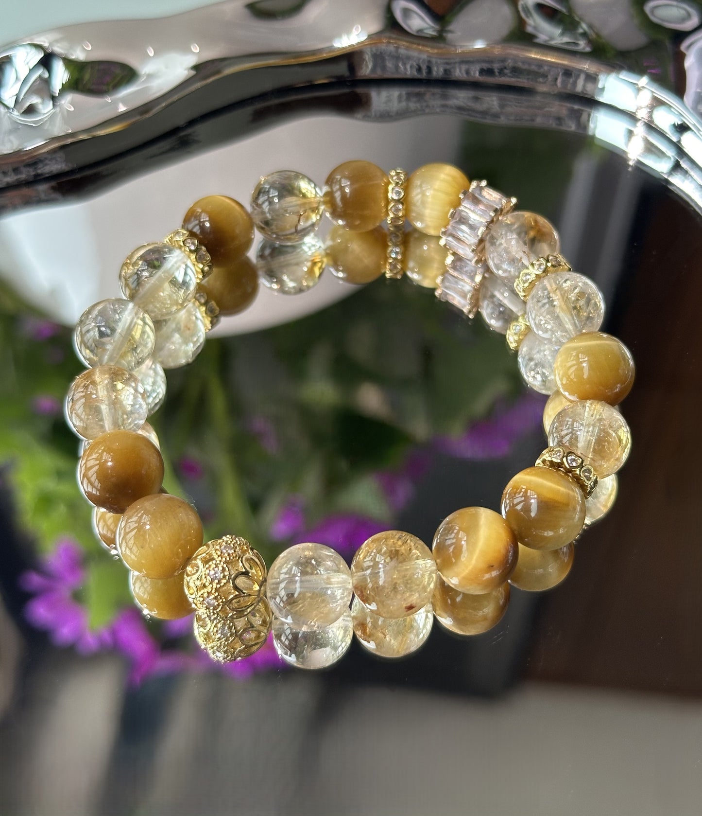 Strahlendes Armband mit 10mm Azer Yellow Quarz und goldenem Tigerauge – facettierte Edelsteinperlen mit funkelnden Zirkonia-Zwischenteilen in Goldfassung