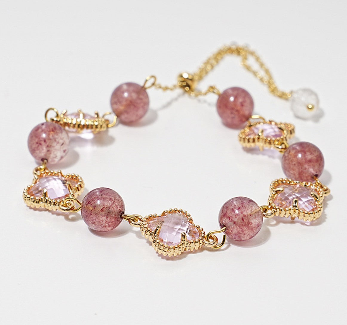 Zartes Armband mit rosa Erdbeerquarz-Perlen und funkelnden Zirkonia-Kleeblättern – romantisches Design mit Goldakzenten