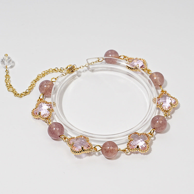 Zartes Armband mit rosa Erdbeerquarz-Perlen und funkelnden Zirkonia-Kleeblättern – romantisches Design mit Goldakzenten