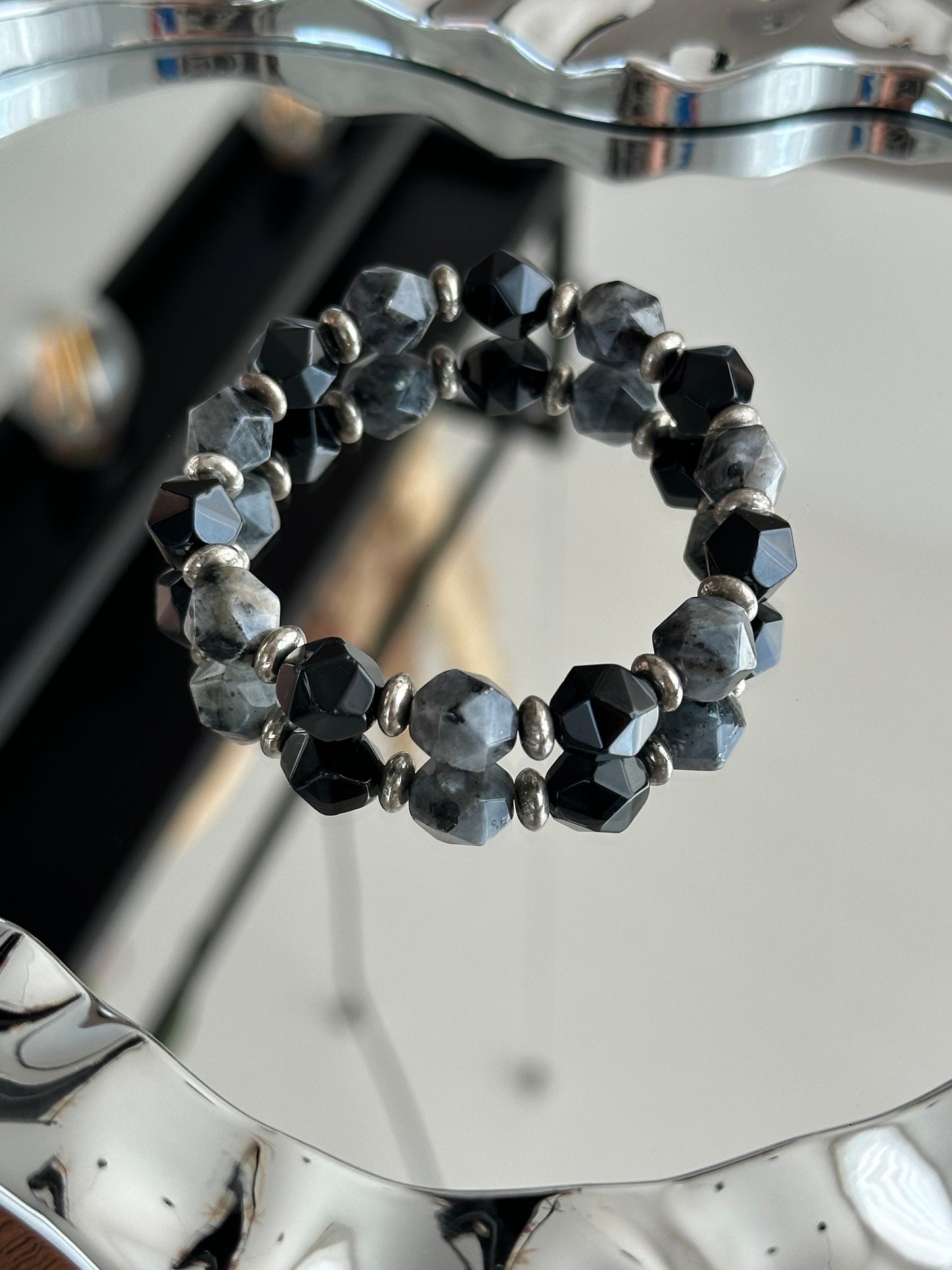 Facettiertes Armband aus 9,5mm Obsidian und Labradorit mit silbernen Abstandshaltern – modernes Design für stilbewusste Träger