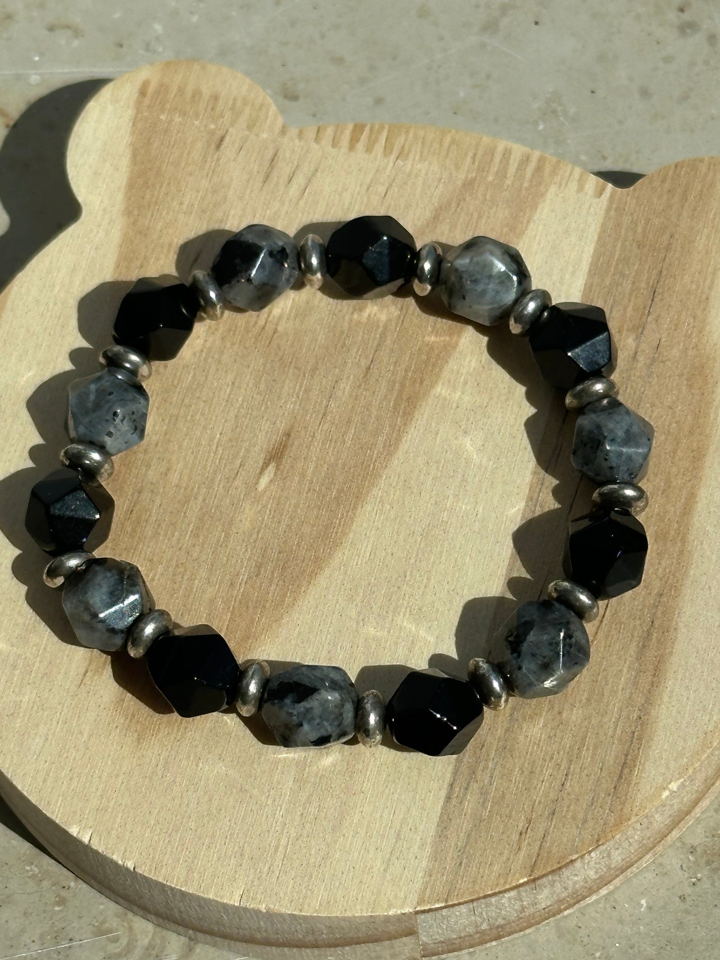 Facettiertes Armband aus 9,5mm Obsidian und Labradorit mit silbernen Abstandshaltern – modernes Design für stilbewusste Träger
