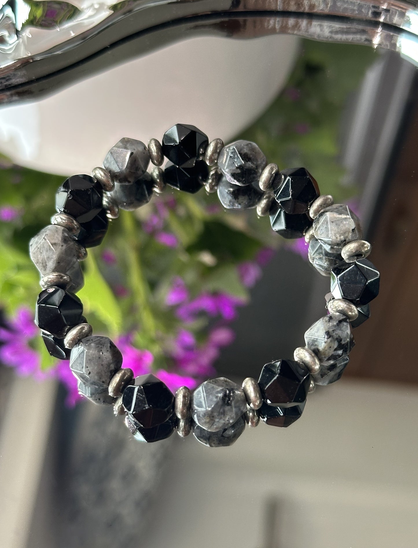 Facettiertes Armband aus 9,5mm Obsidian und Labradorit mit silbernen Abstandshaltern – modernes Design für stilbewusste Träger