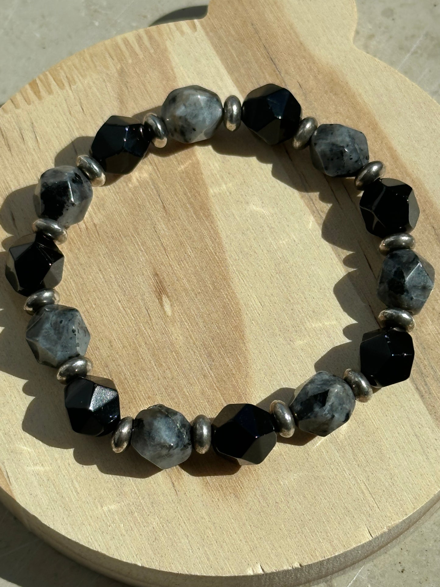 Facettiertes Armband aus 9,5mm Obsidian und Labradorit mit silbernen Abstandshaltern – modernes Design für stilbewusste Träger