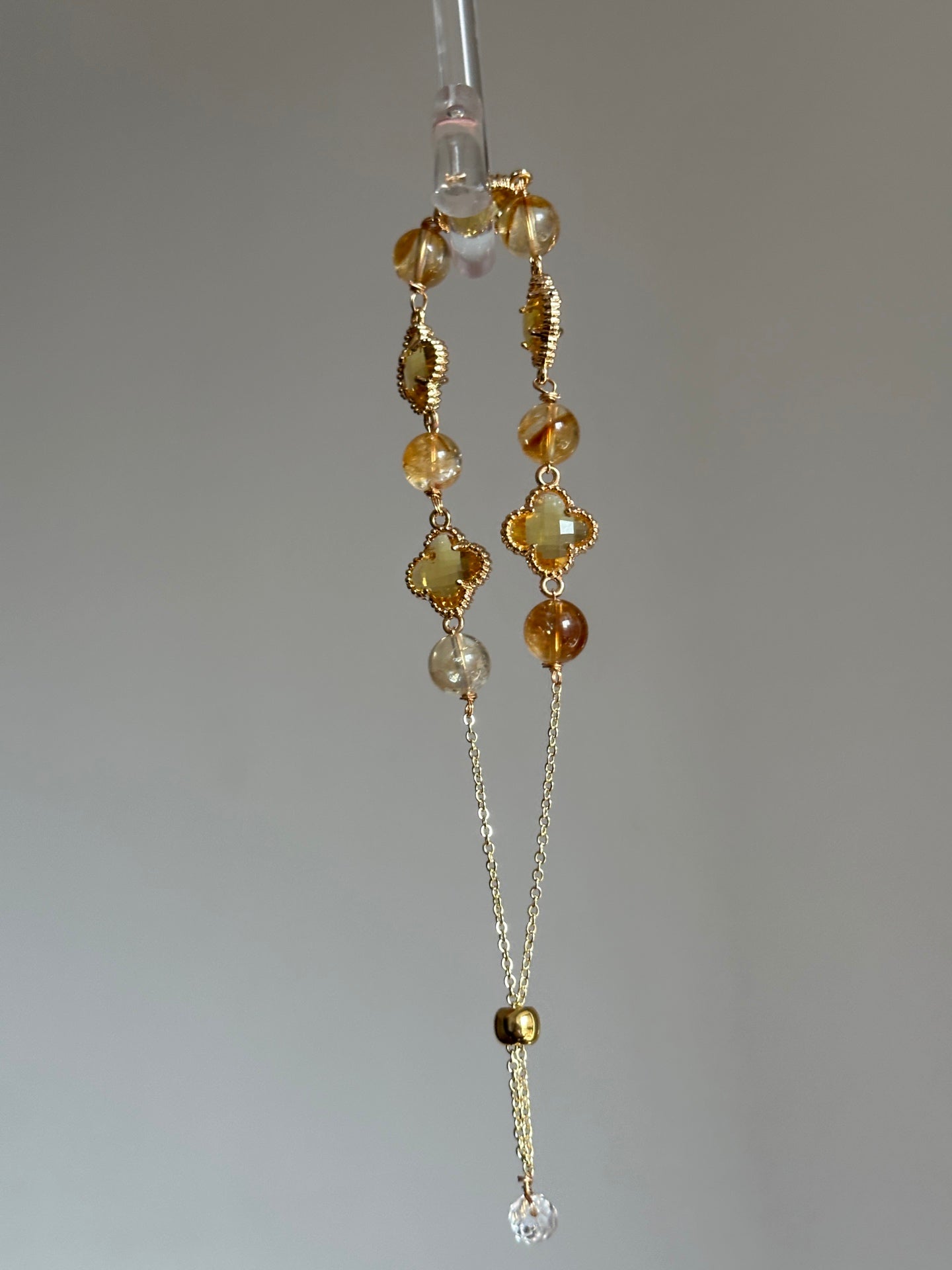 Elegantes Armband mit facettierten gelben Turmalinkristallen und 8 mm Zirkonia in Kleeblattform – sonniger Glanz in vergoldeter Fassung