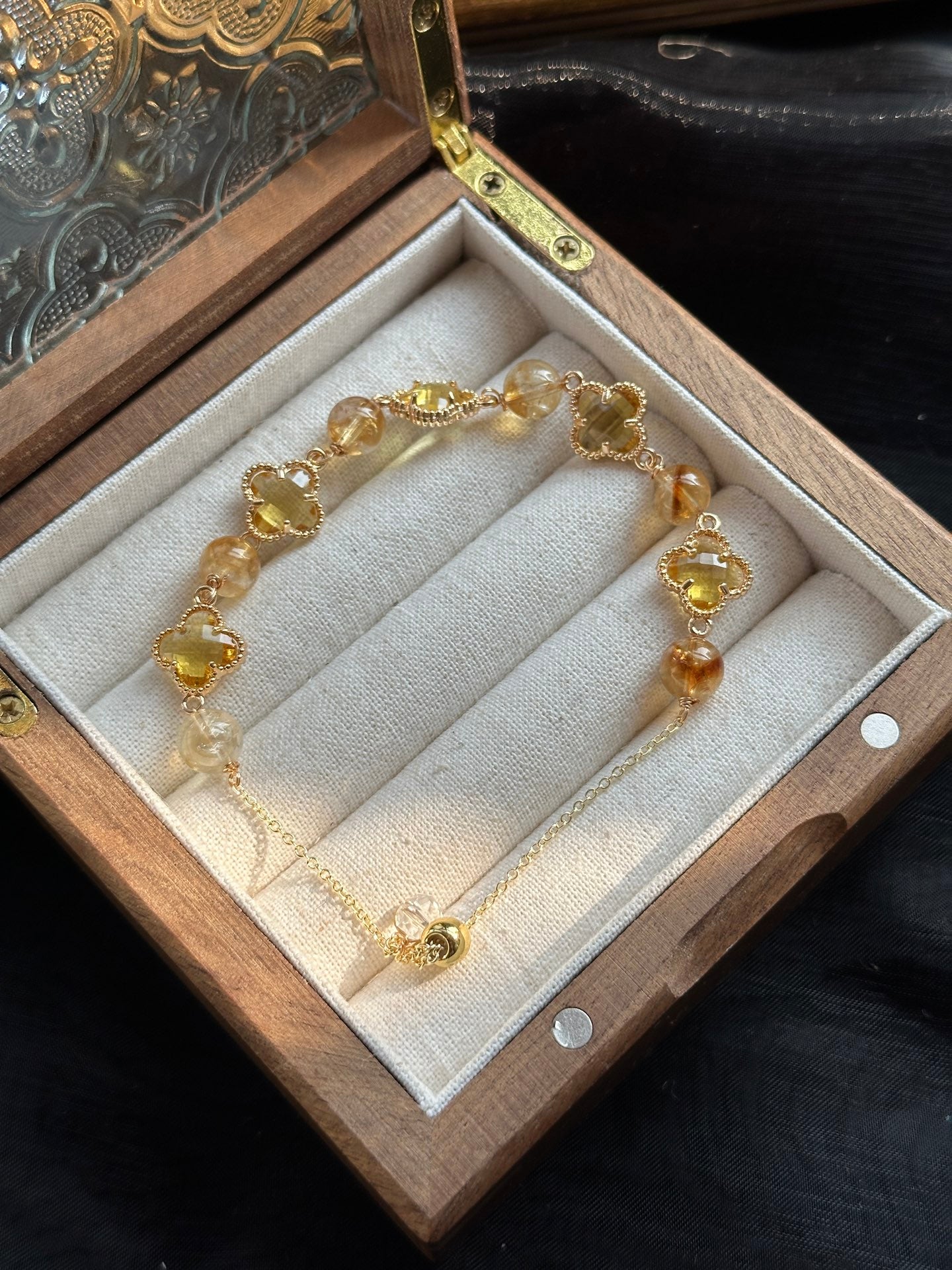 Elegantes Armband mit facettierten gelben Turmalinkristallen und 8 mm Zirkonia in Kleeblattform – sonniger Glanz in vergoldeter Fassung