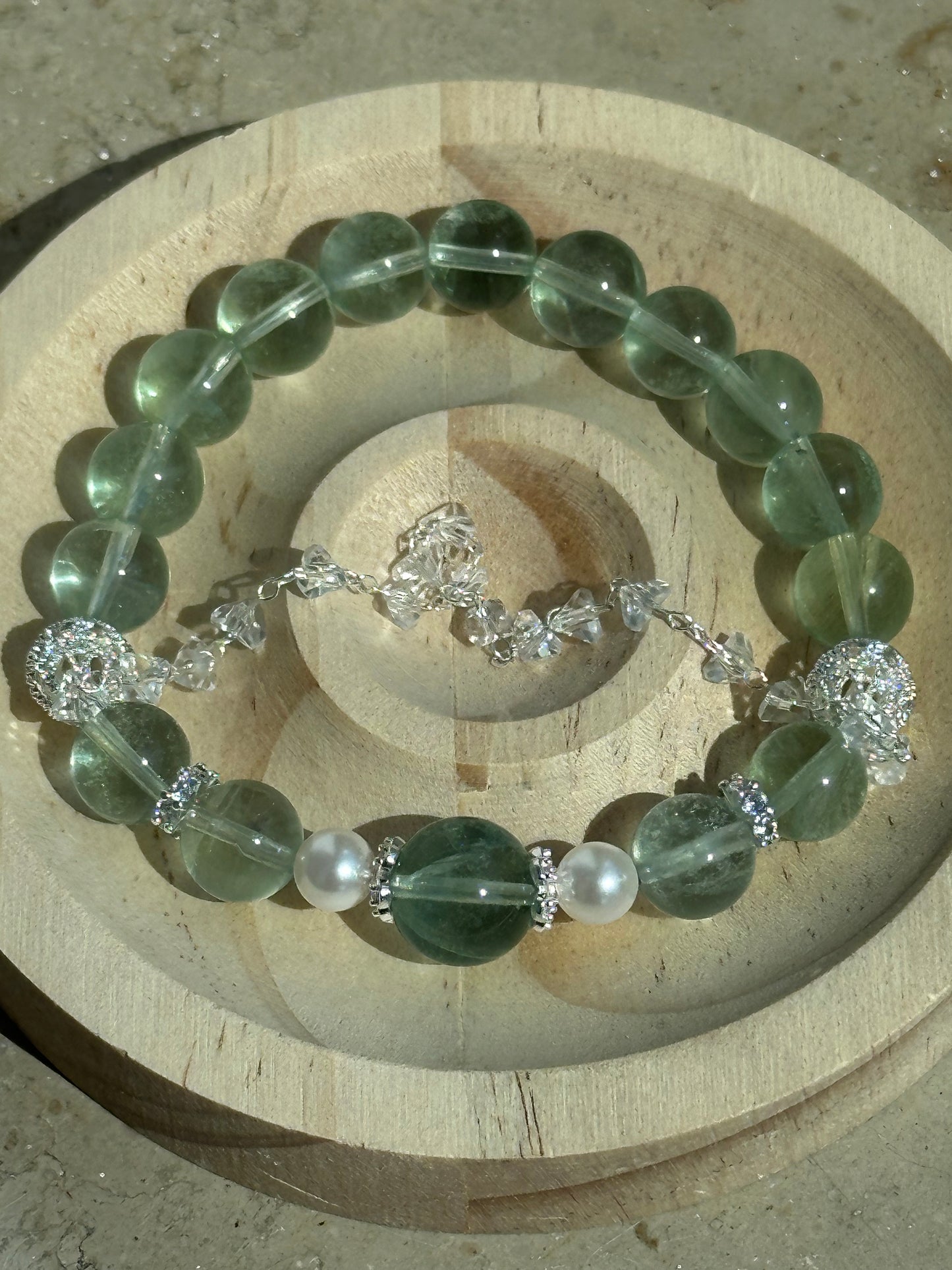 Elegantes Armband aus grünem Fluorit mit Süßwasserperlen und funkelnden Zirkonia-Details – für Harmonie und Klarheit