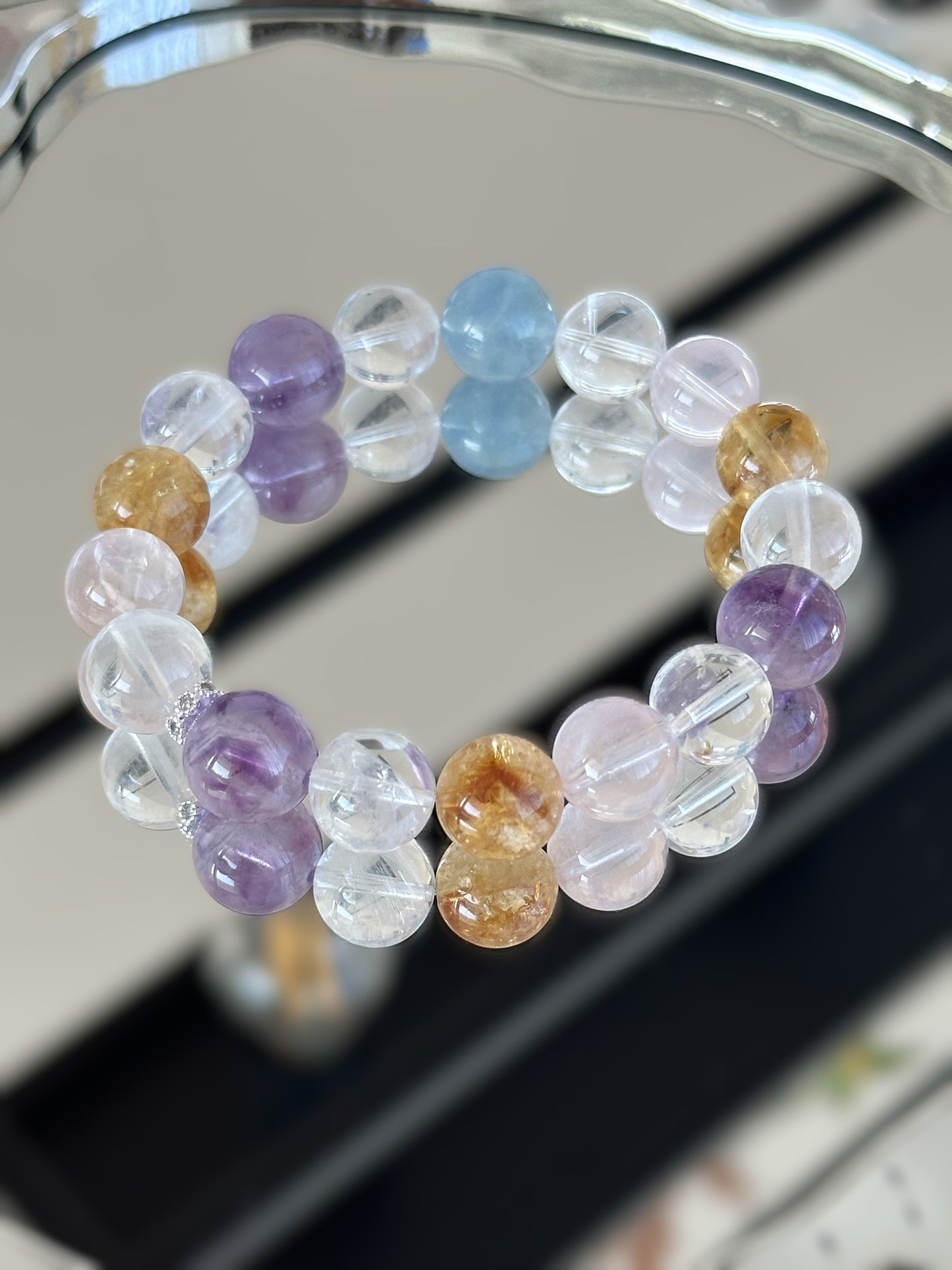 Farbenfrohes Heilstein-Armband aus natürlichen Kristallen wie Amethyst, Bergkristall, Rosenquarz, Citrin und Aquamarin – für Balance und innere Harmonie