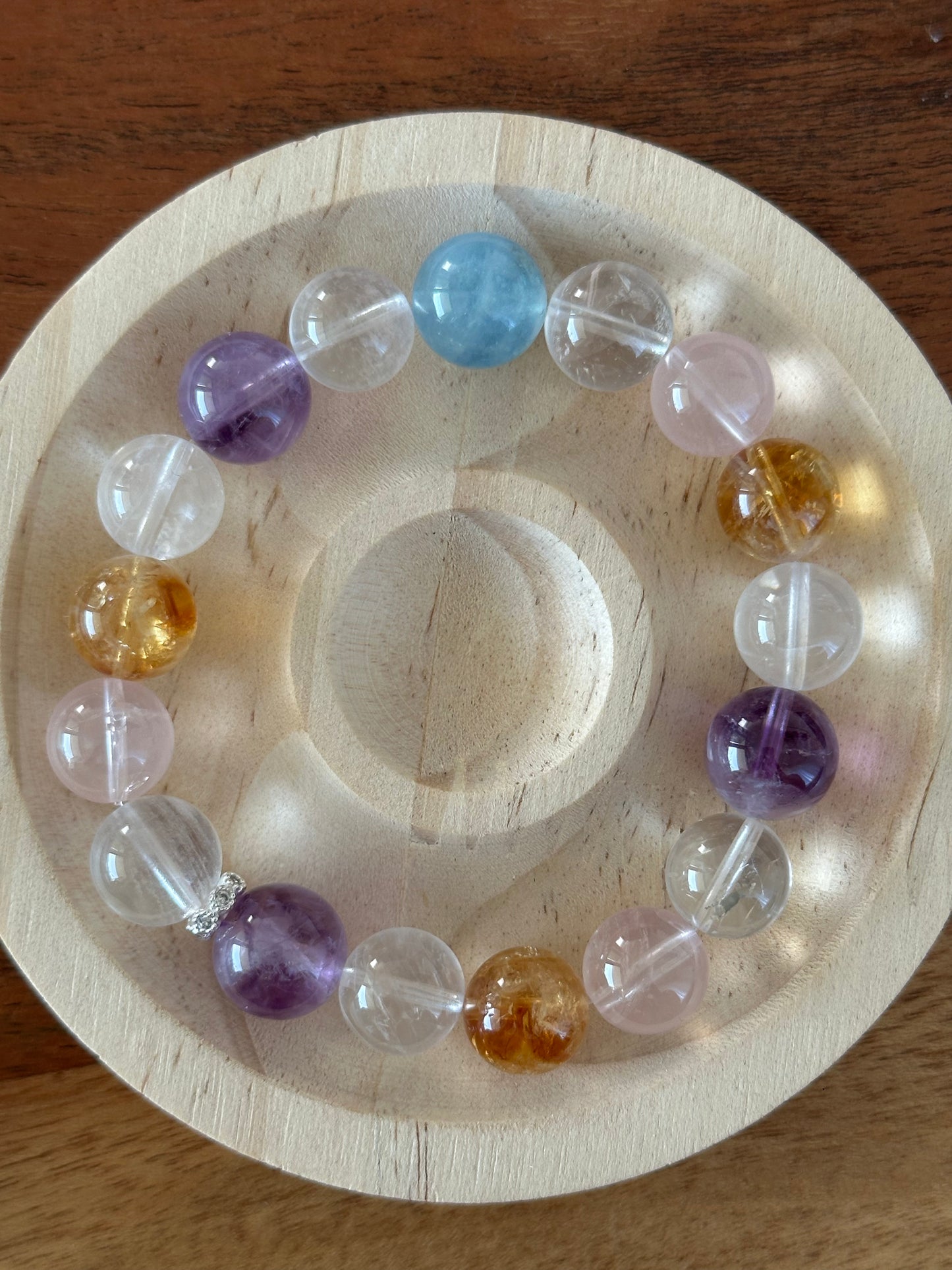 Farbenfrohes Heilstein-Armband aus natürlichen Kristallen wie Amethyst, Bergkristall, Rosenquarz, Citrin und Aquamarin – für Balance und innere Harmonie