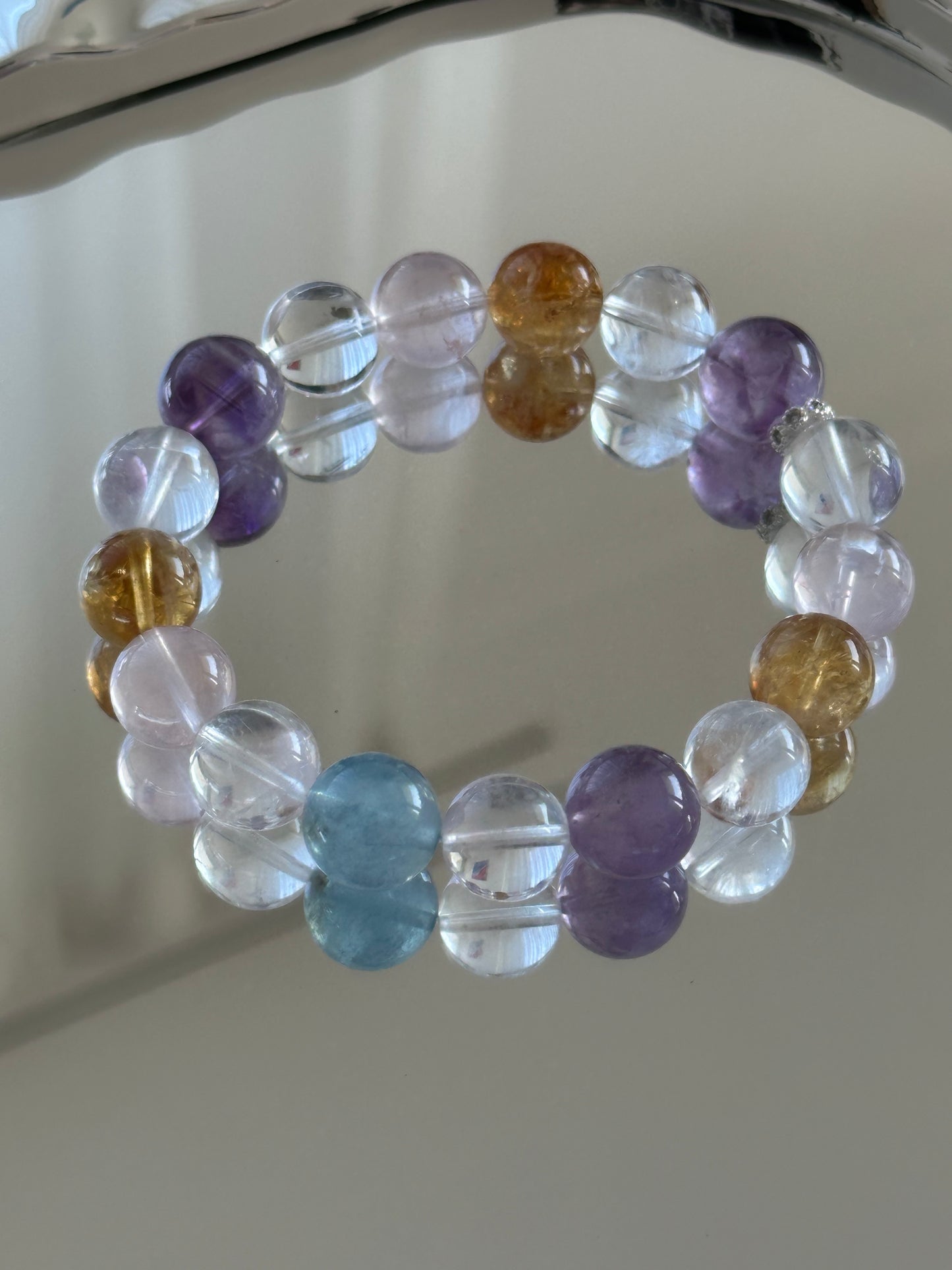 Farbenfrohes Heilstein-Armband aus natürlichen Kristallen wie Amethyst, Bergkristall, Rosenquarz, Citrin und Aquamarin – für Balance und innere Harmonie