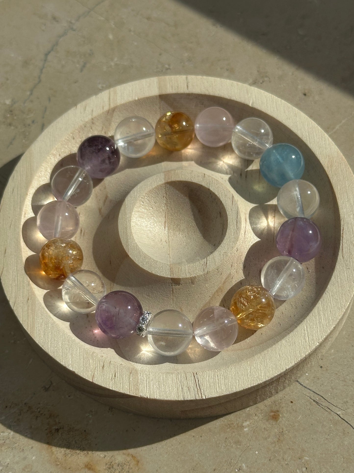 Farbenfrohes Heilstein-Armband aus natürlichen Kristallen wie Amethyst, Bergkristall, Rosenquarz, Citrin und Aquamarin – für Balance und innere Harmonie