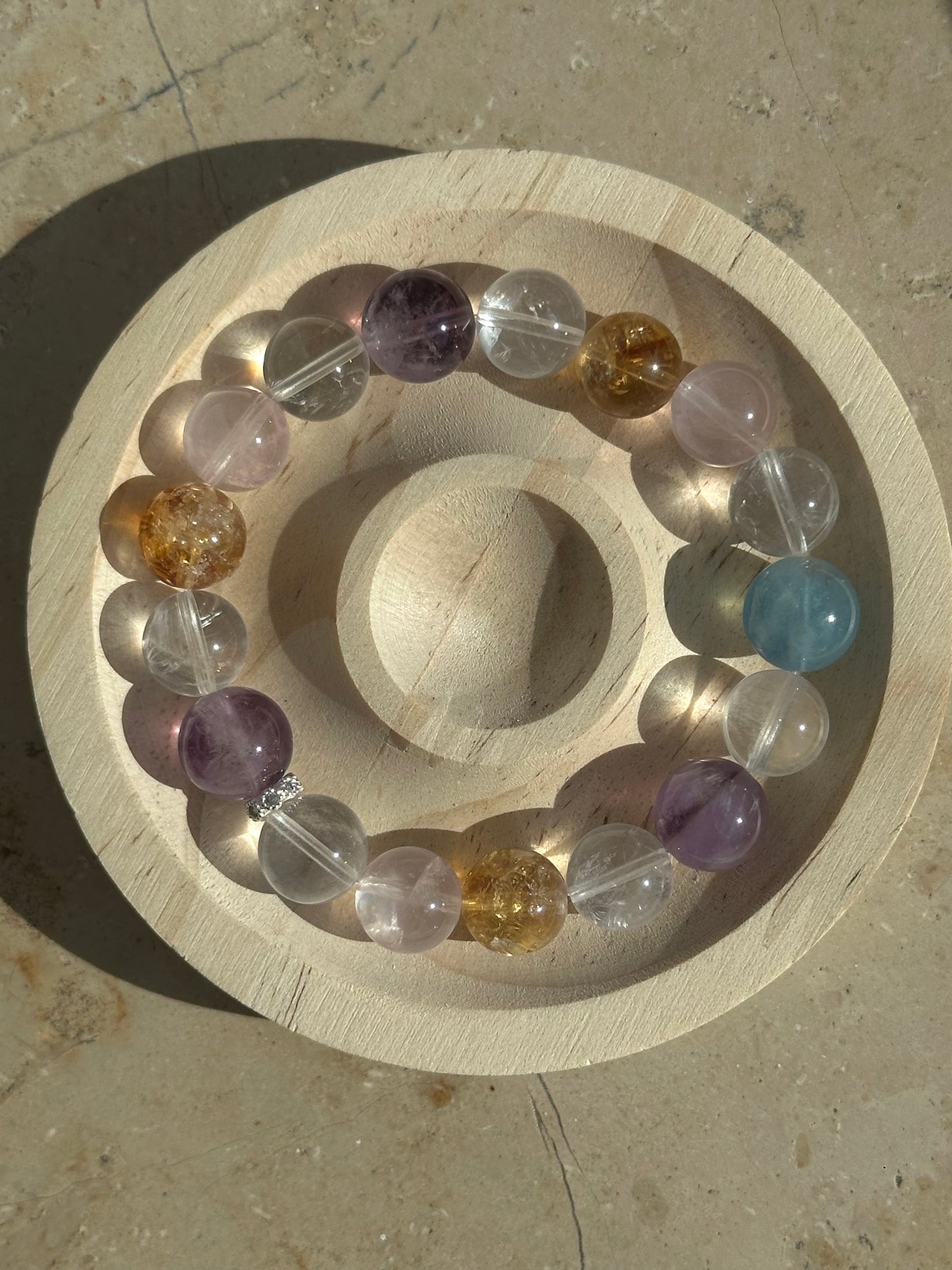 Farbenfrohes Heilstein-Armband aus natürlichen Kristallen wie Amethyst, Bergkristall, Rosenquarz, Citrin und Aquamarin – für Balance und innere Harmonie
