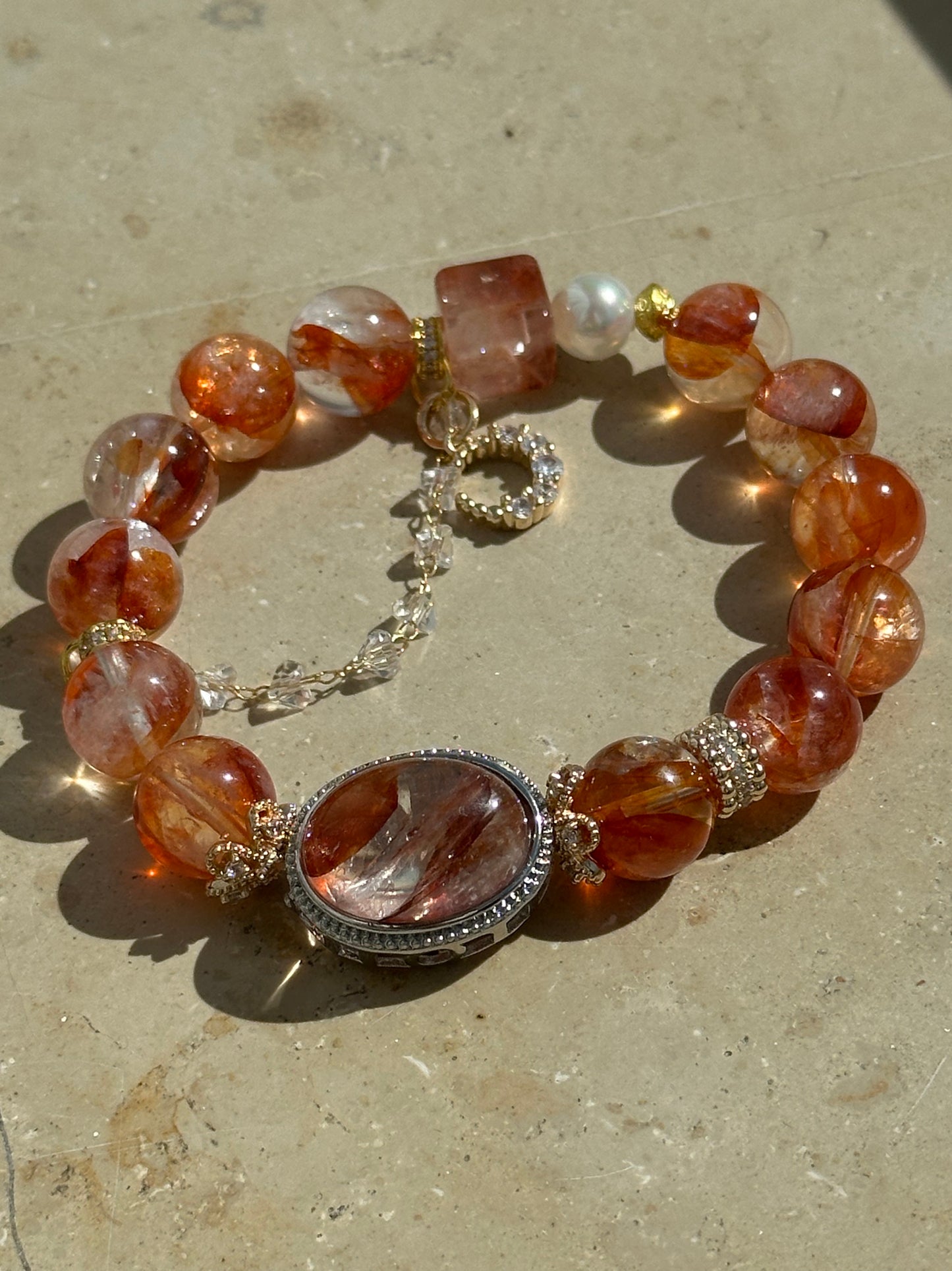 Elegantes Armband aus natürlichem rotem Gartenquarz (12mm) mit funkelndem Mondanhänger, Barockperle und großer Hauptsteinfassung – handgefertigter Blickfang mit energetischer Wirkung
