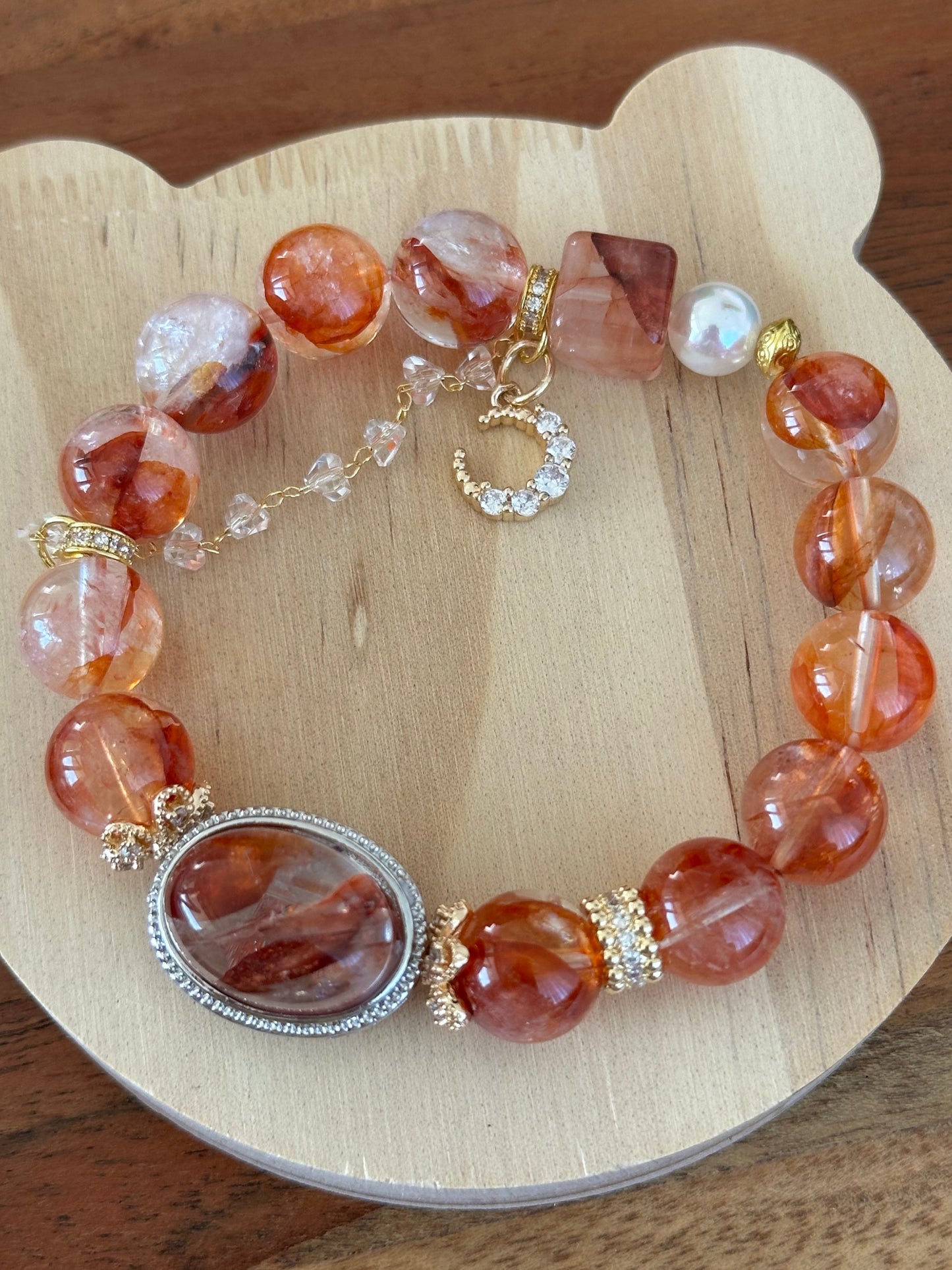 Elegantes Armband aus natürlichem rotem Gartenquarz (12mm) mit funkelndem Mondanhänger, Barockperle und großer Hauptsteinfassung – handgefertigter Blickfang mit energetischer Wirkung