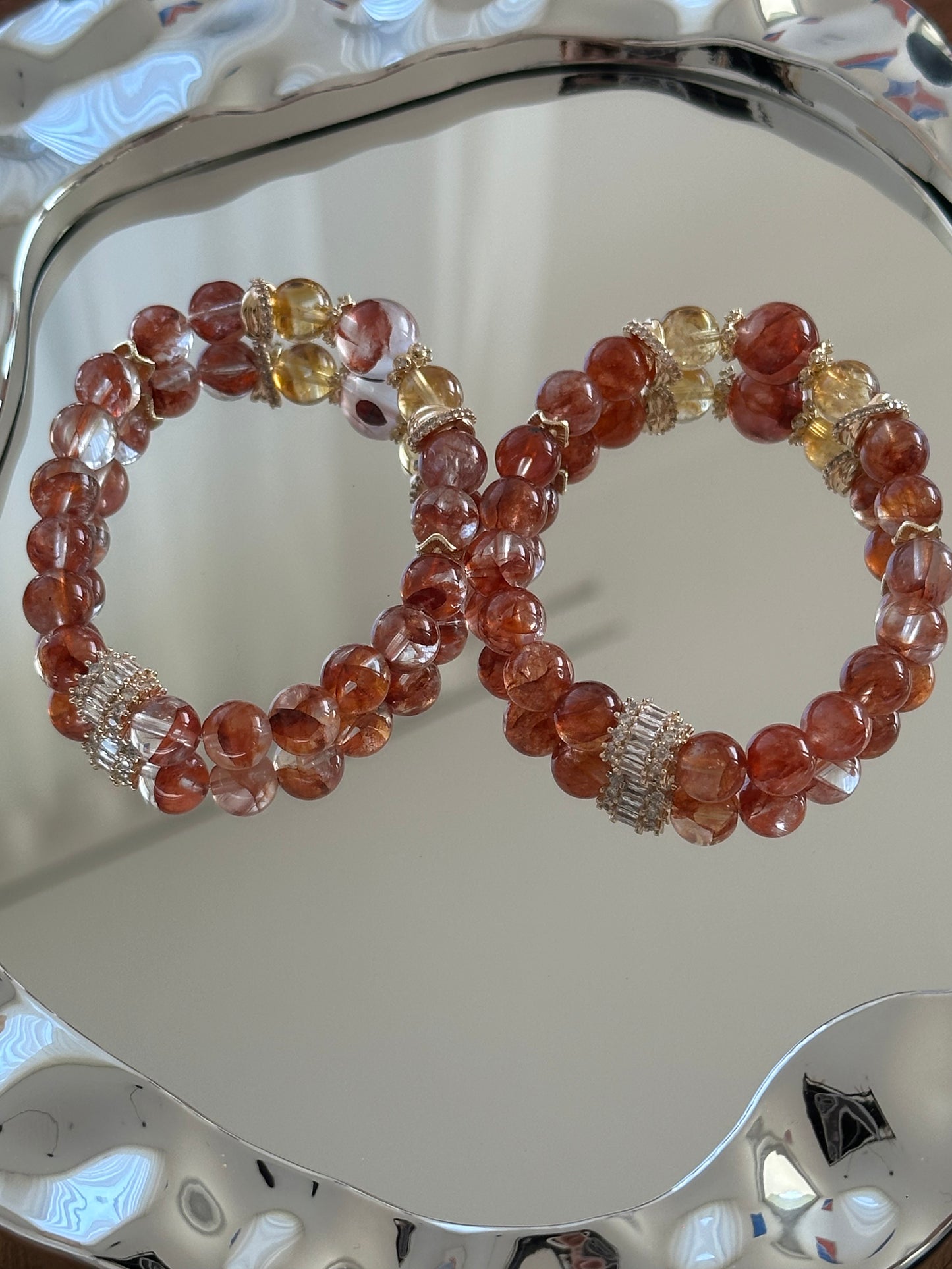 Elegantes Armband mit rotem Sonnenstein und Citrin, verziert mit goldfarbenen Zirkonia-Elementen – stilvoller Schmuck mit positiver Energie