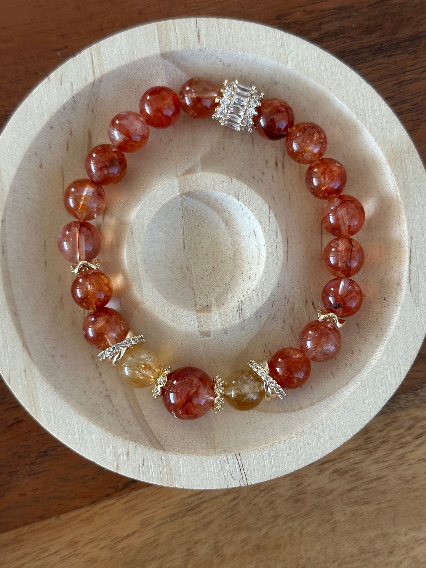 Elegantes Armband mit rotem Sonnenstein und Citrin, verziert mit goldfarbenen Zirkonia-Elementen – stilvoller Schmuck mit positiver Energie