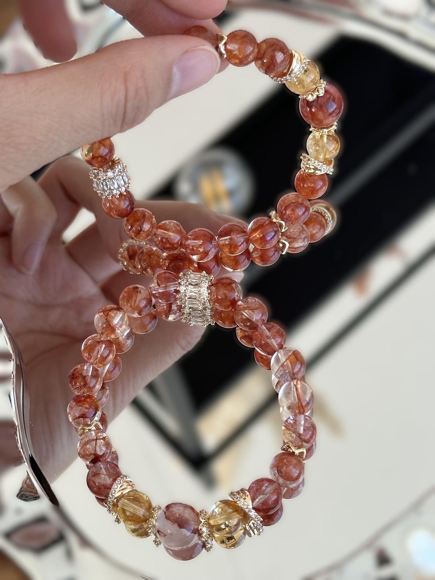 Elegantes Armband mit rotem Sonnenstein und Citrin, verziert mit goldfarbenen Zirkonia-Elementen – stilvoller Schmuck mit positiver Energie