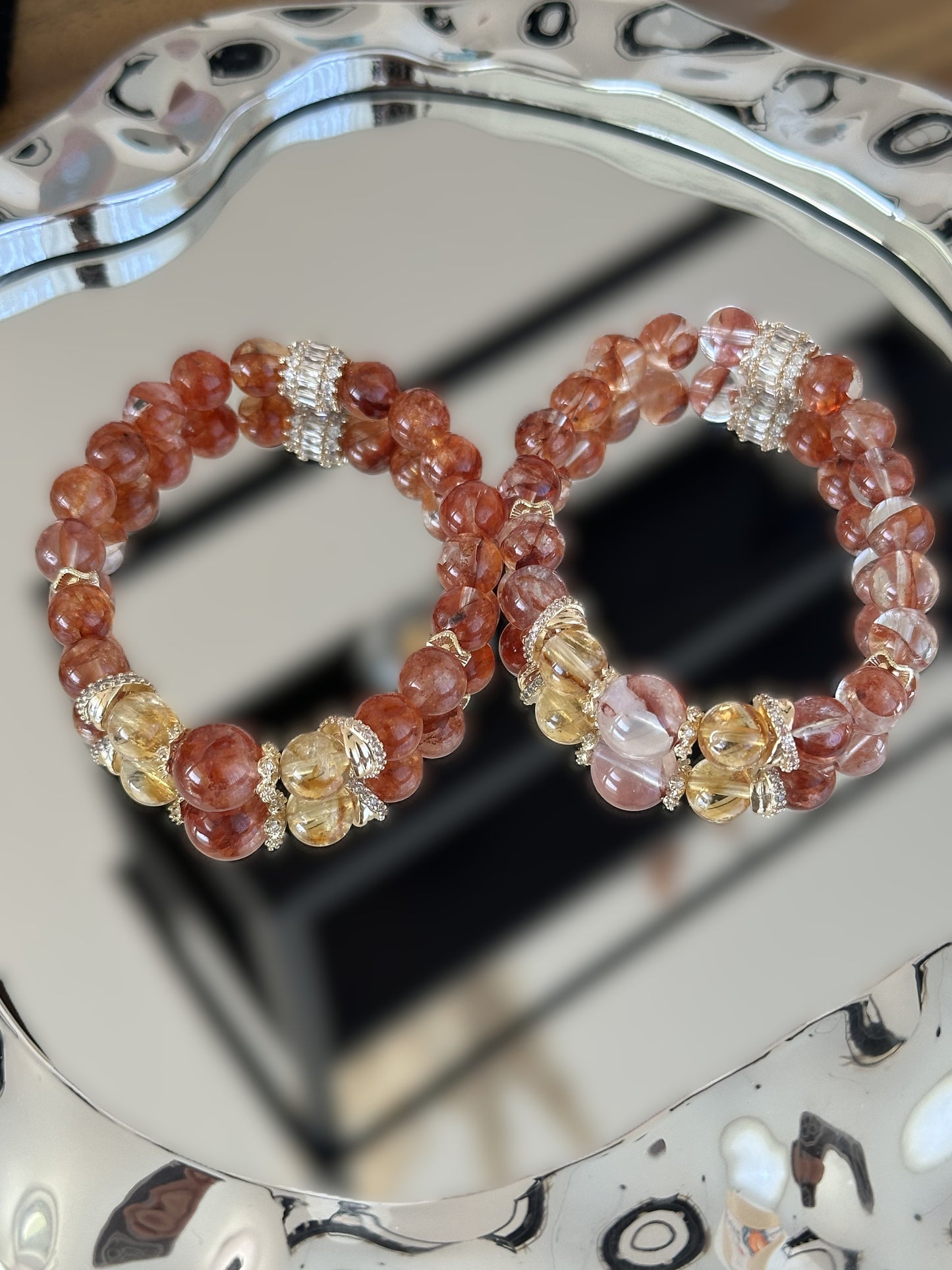 Elegantes Armband mit rotem Sonnenstein und Citrin, verziert mit goldfarbenen Zirkonia-Elementen – stilvoller Schmuck mit positiver Energie