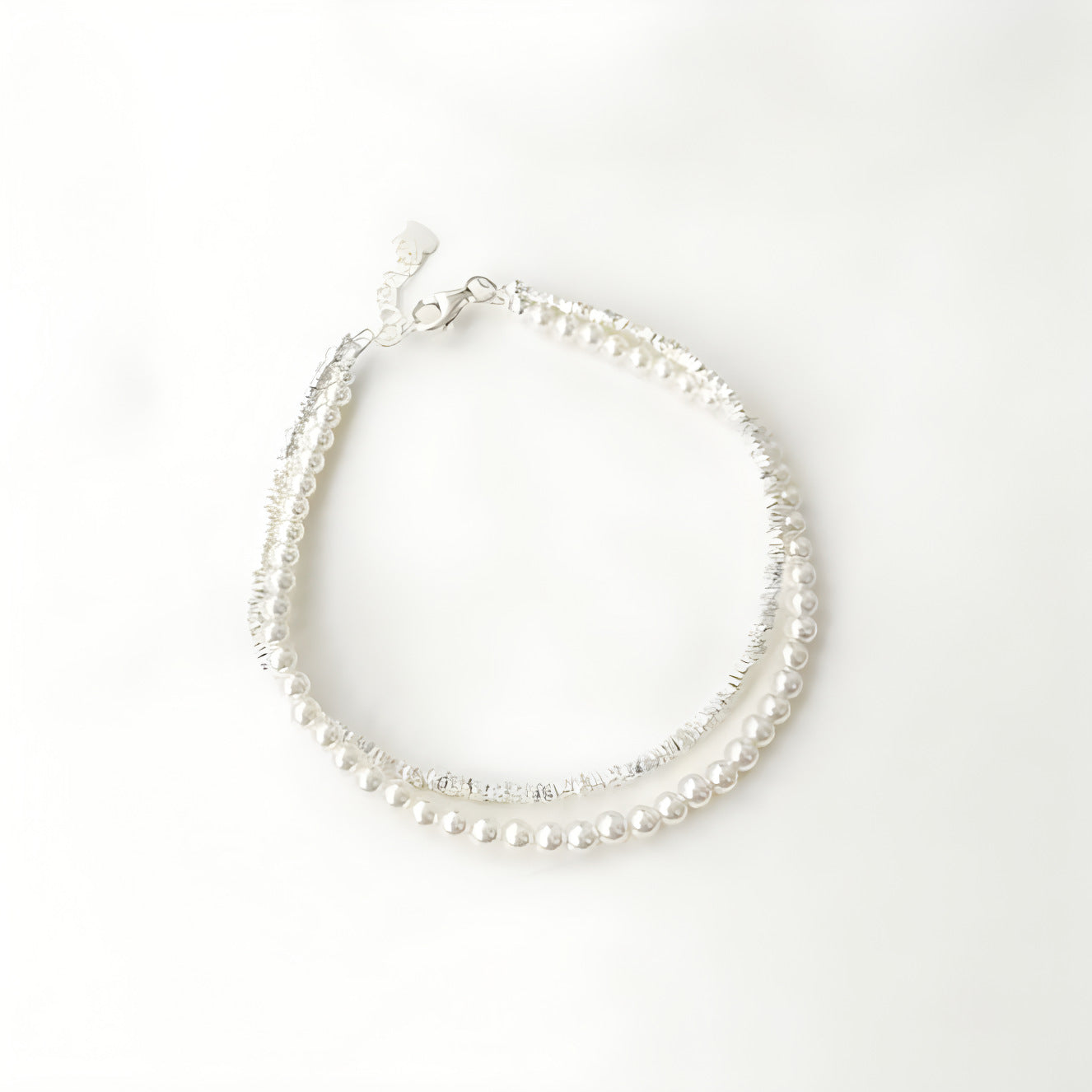 Doppelreihiges Armband aus 925er Silber mit Süßwasserperlen, minimalistisches Design auf weißem Hintergrund