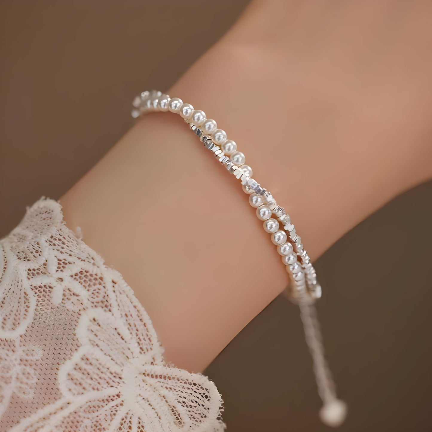 Doppelreihiges Armband aus 925er Silber mit Süßwasserperlen, minimalistisches Design auf weißem Hintergrund