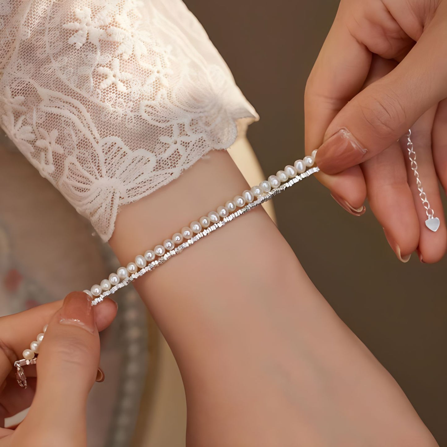Doppelreihiges Armband aus 925er Silber mit Süßwasserperlen, minimalistisches Design auf weißem Hintergrund