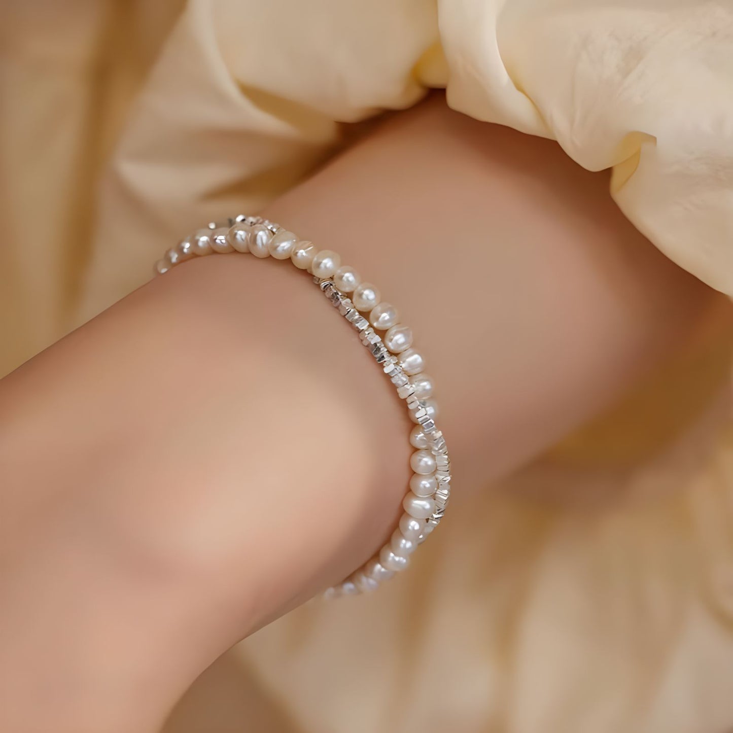 Doppelreihiges Armband aus 925er Silber mit Süßwasserperlen, minimalistisches Design auf weißem Hintergrund