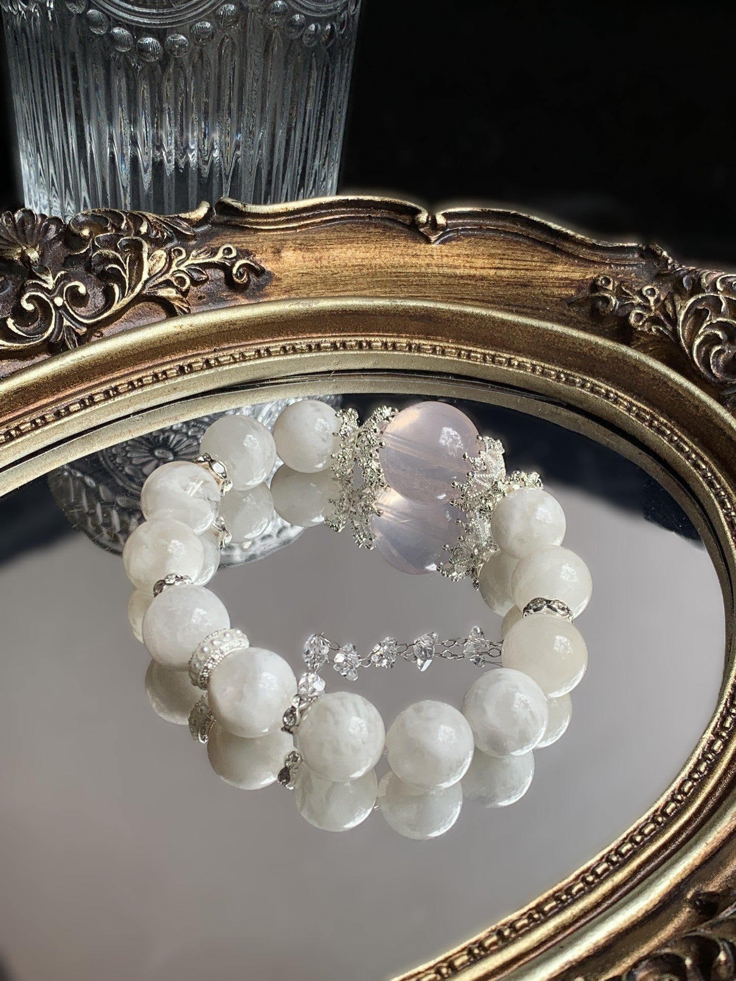 Zartes Armband mit weißen Edelsteinen und einem zentralen Rosenquarz – eleganter Schmuck für Harmonie und Liebe