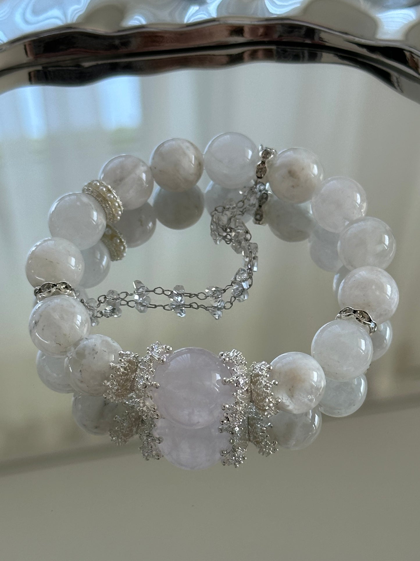 Zartes Armband mit weißen Edelsteinen und einem zentralen Rosenquarz – eleganter Schmuck für Harmonie und Liebe