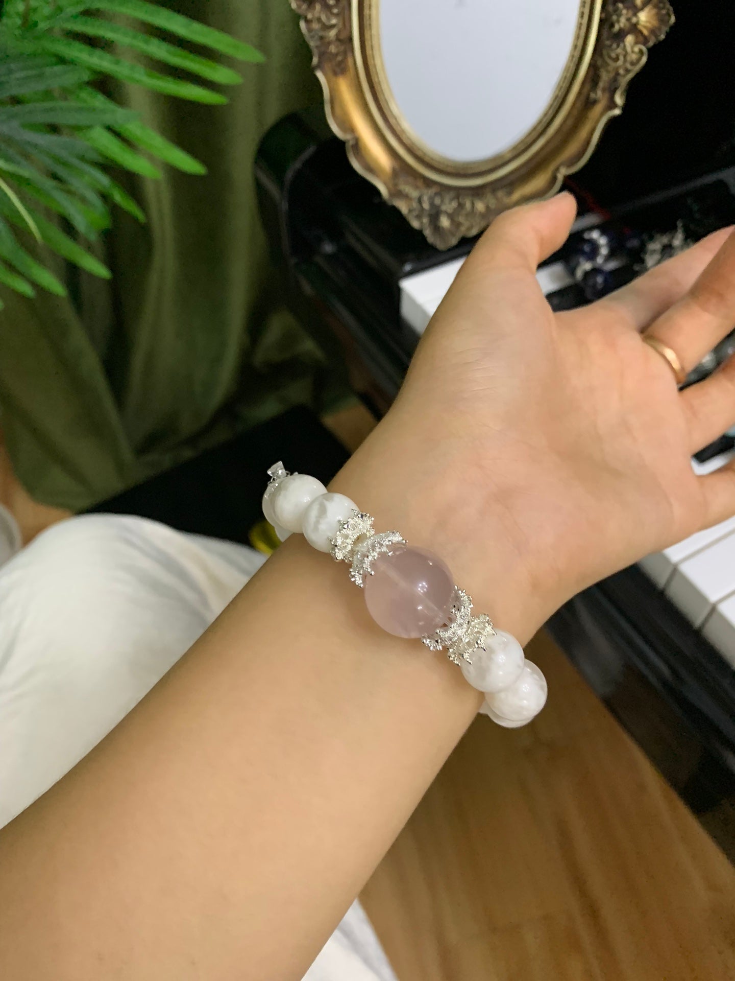 Zartes Armband mit weißen Edelsteinen und einem zentralen Rosenquarz – eleganter Schmuck für Harmonie und Liebe