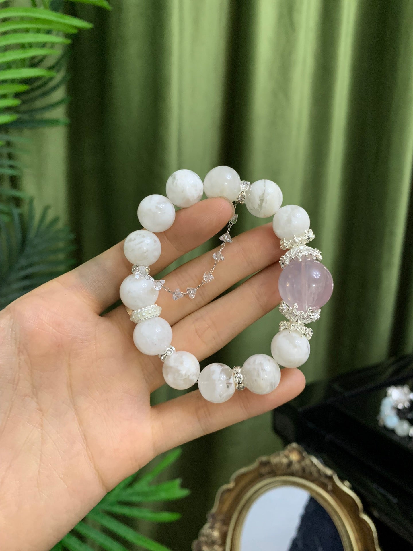 Zartes Armband mit weißen Edelsteinen und einem zentralen Rosenquarz – eleganter Schmuck für Harmonie und Liebe
