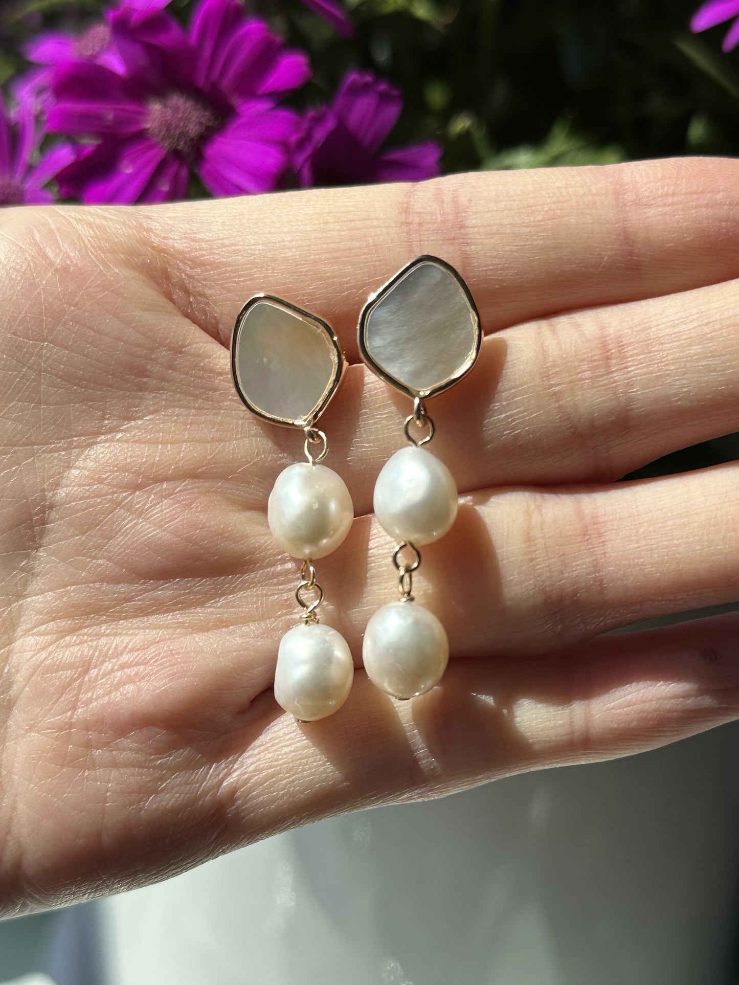 Elegante Ohrringe mit schimmernden Barockperlen und glänzender Muschelkern-Oberfläche, veredelt mit 925er Silberstift – stilvolle Wahl für besondere Anlässe