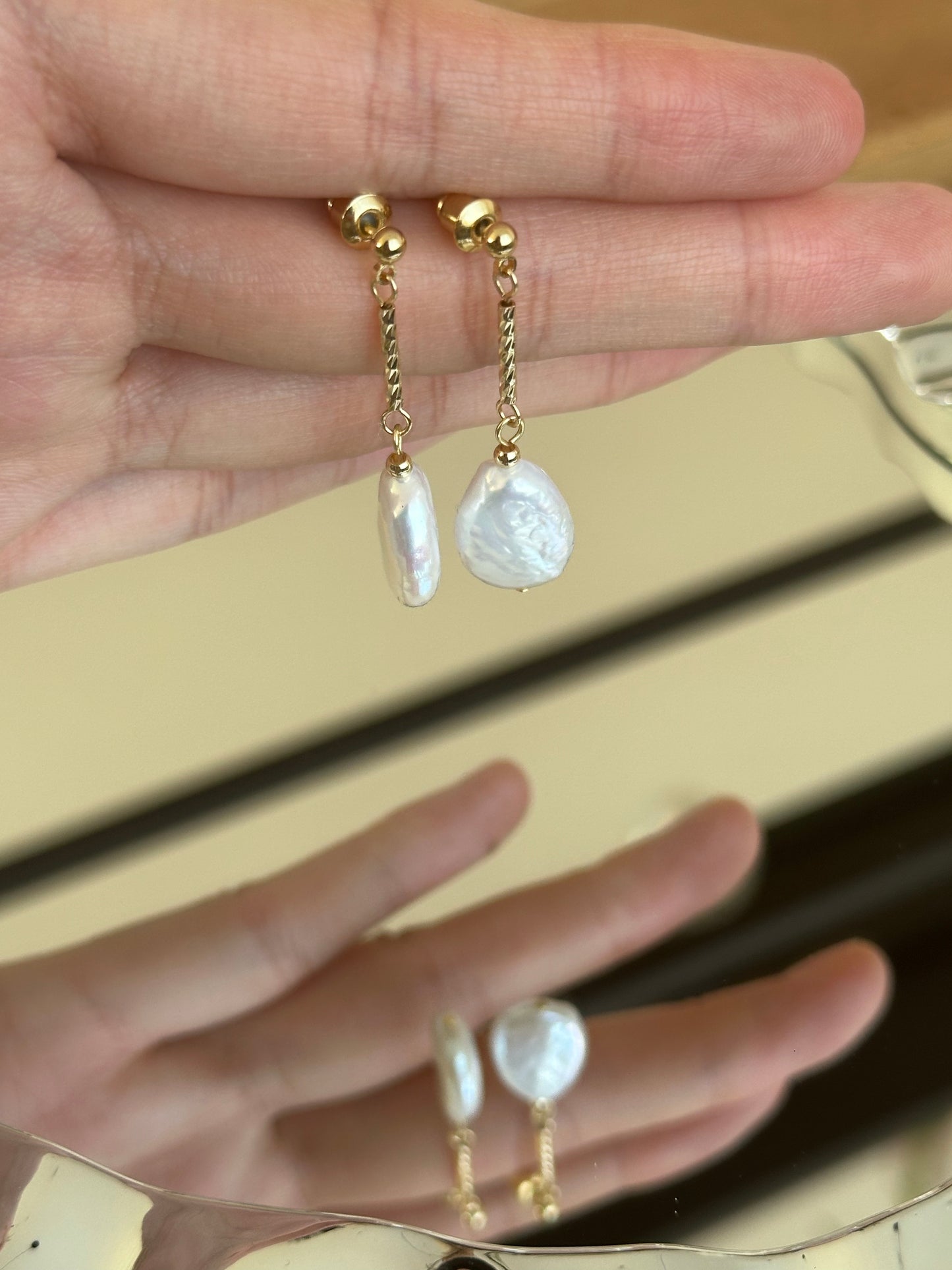 Elegante Ohrhänger mit natürlichen Barockperlen und vergoldeten Akzenten – zarte Tropfenform, handgefertigt für einen edlen Look