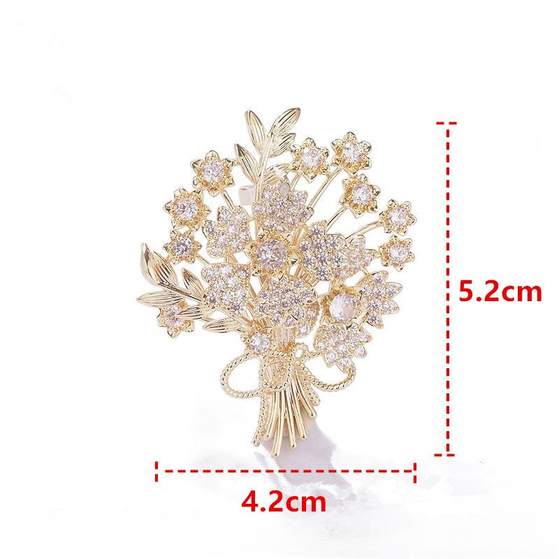 Goldene Strassbrosche in Blumenstrauß-Form mit funkelnden Kristallen – elegantes Accessoire für besondere Anlässe