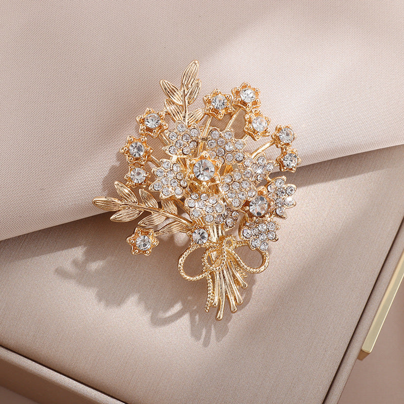 Goldene Strassbrosche in Blumenstrauß-Form mit funkelnden Kristallen – elegantes Accessoire für besondere Anlässe