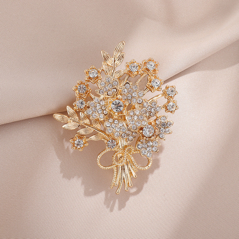 Goldene Strassbrosche in Blumenstrauß-Form mit funkelnden Kristallen – elegantes Accessoire für besondere Anlässe