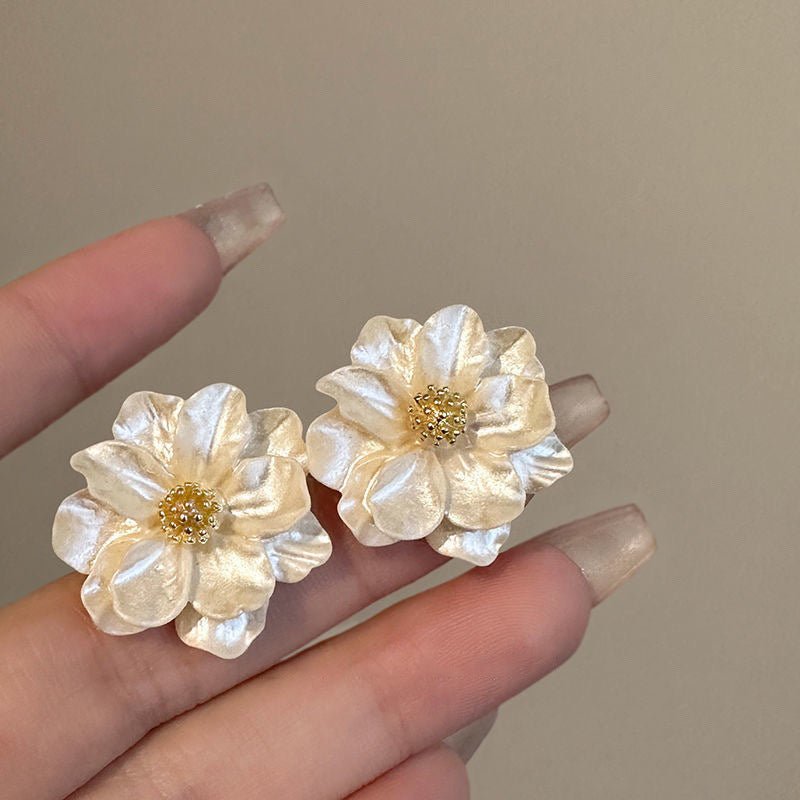 Camellia Éternelle – Ohrstecker mit künstlicher Kamelienblüte und 925 Silber Nadel (französisch inspiriert) - AuraGleam