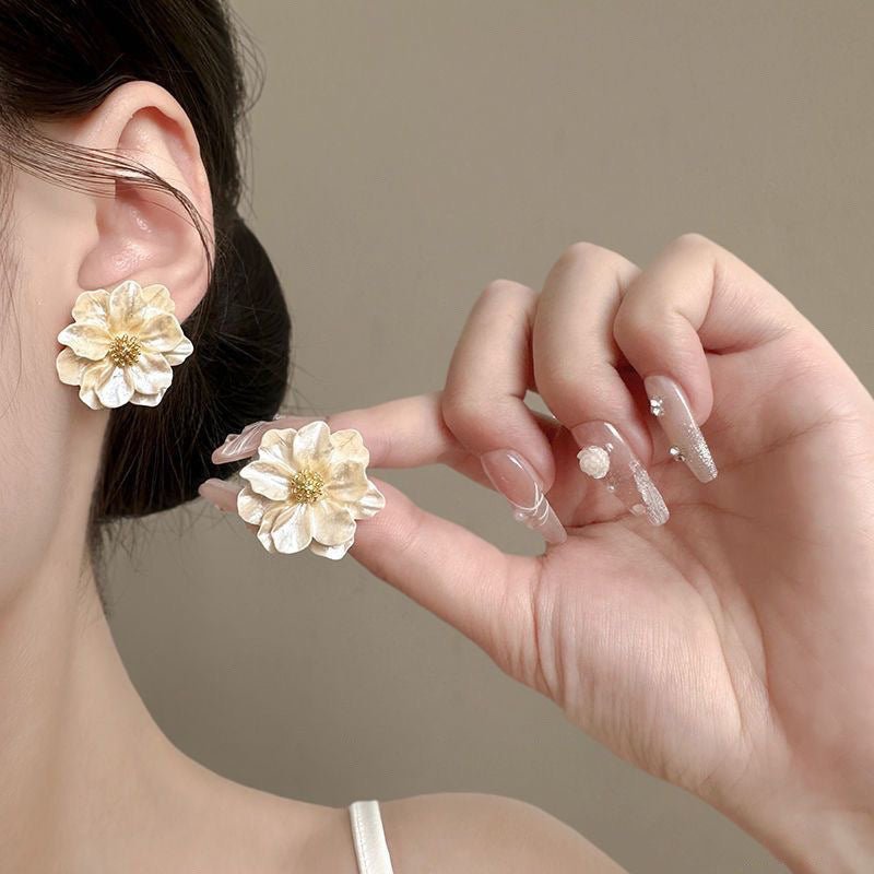 Camellia Éternelle – Ohrstecker mit künstlicher Kamelienblüte und 925 Silber Nadel (französisch inspiriert) - AuraGleam