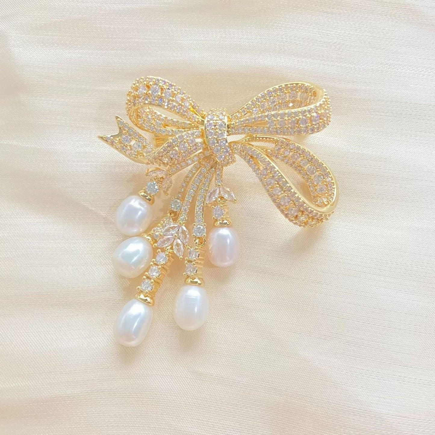 Chanel Ribbons – Luxus - Brosche mit Perlen & Kristallen - AuraGleam