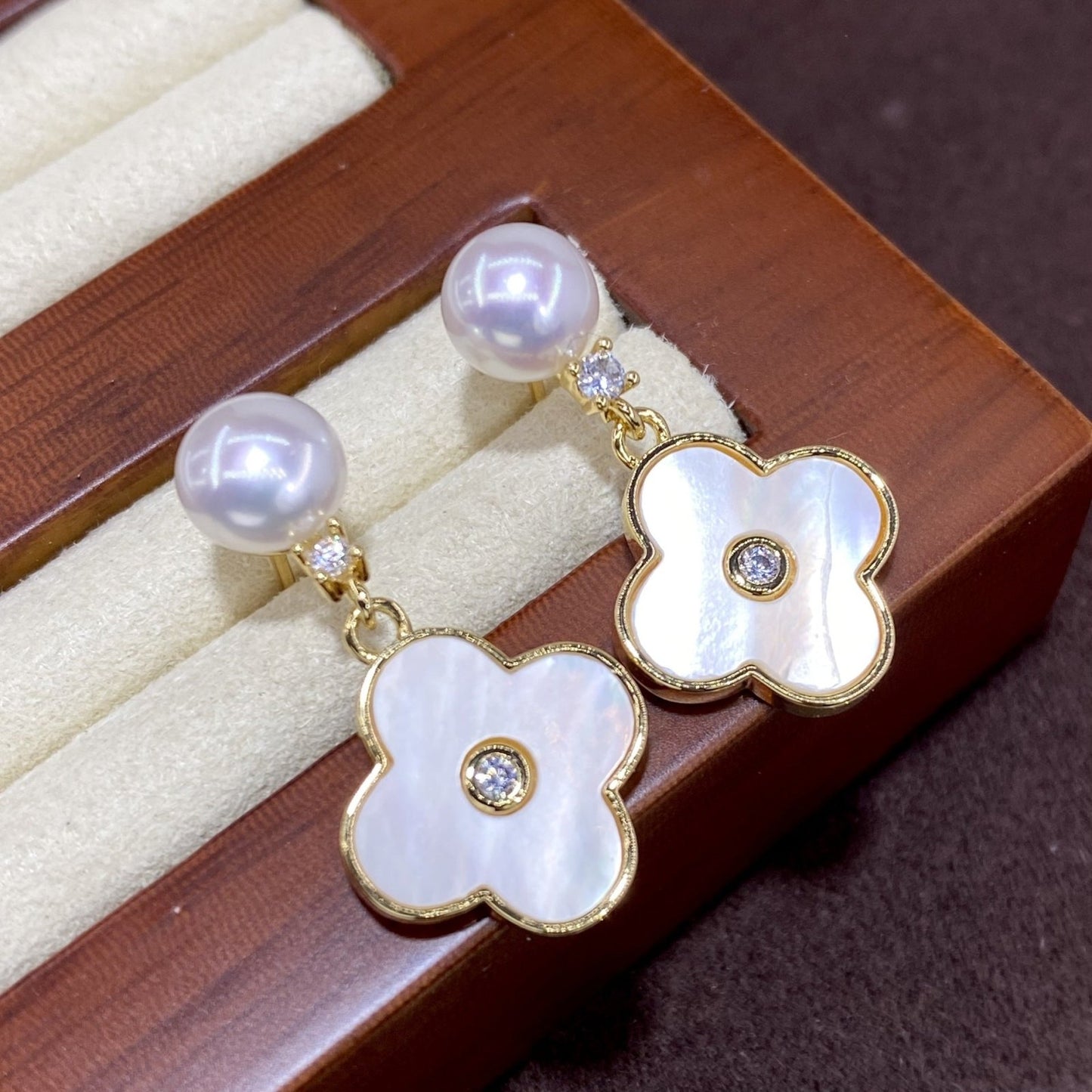„CloverGlow“ – S925 Perlen - Ohrstecker mit Muschelblume & Zirkonia - AuraGleam