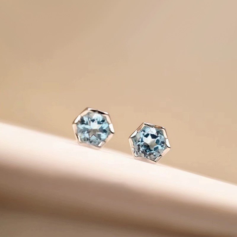 „Étoile Bleue“ – S925 Silber Ohrstecker mit Blautopas im Sternschliff - AuraGleam