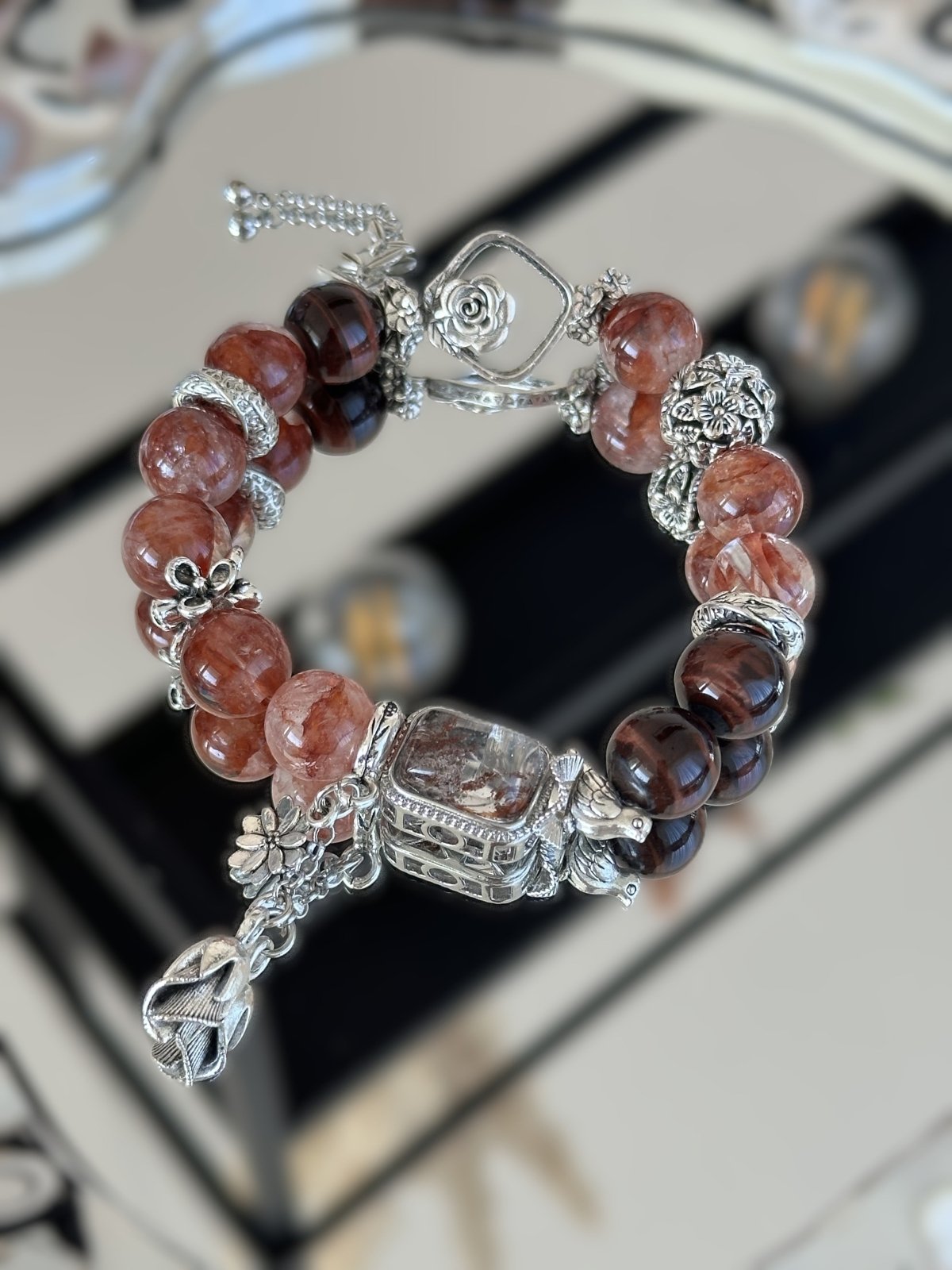 Flammenglanz – Armband aus rotem Harzquarz, rotem Tigerauge & Legierung - AuraGleam