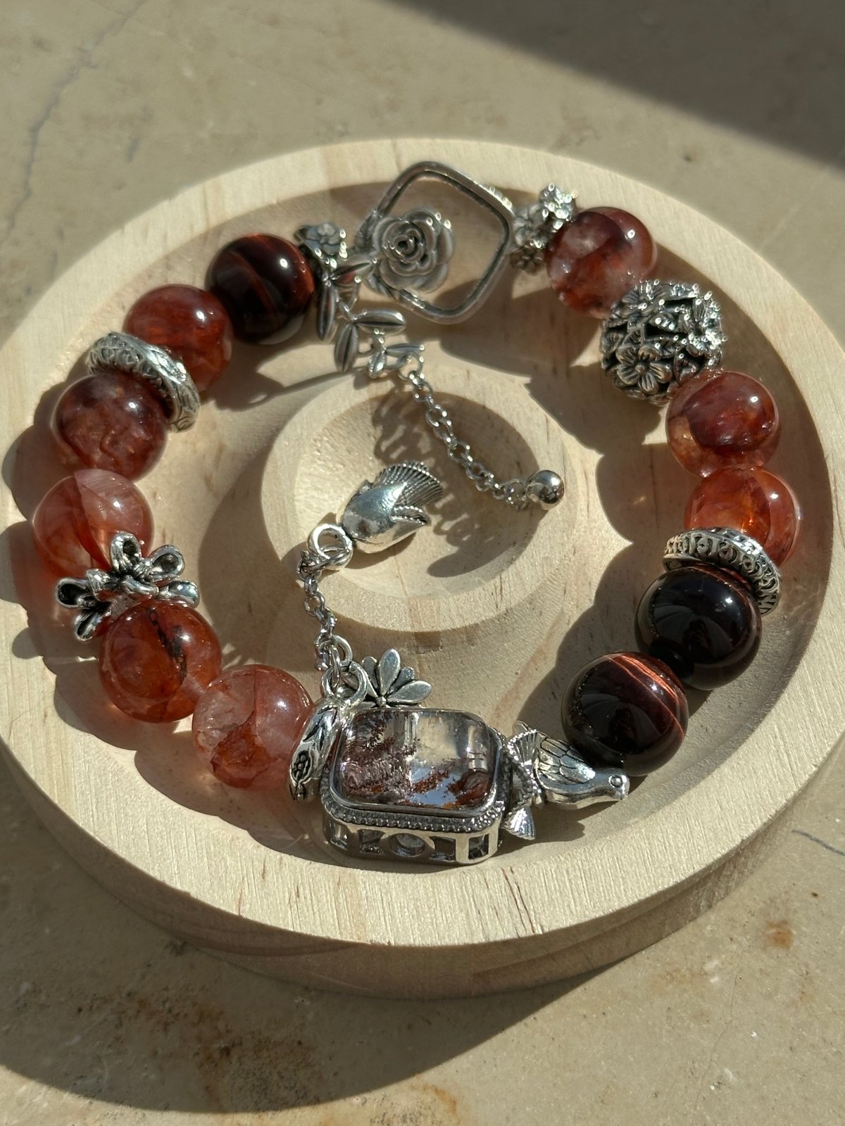 Flammenglanz – Armband aus rotem Harzquarz, rotem Tigerauge & Legierung - AuraGleam