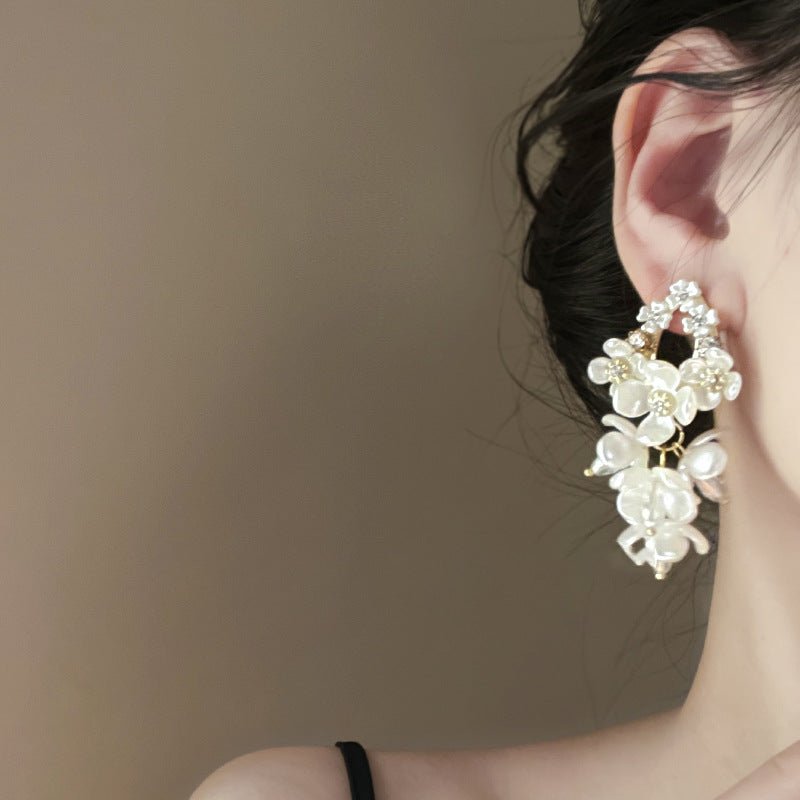 Fleur de Perle – Lange Ohrhänger mit Perlmuttblüten, Zirkonia und Sterling Silber Nadel (französisch inspiriert) - AuraGleam