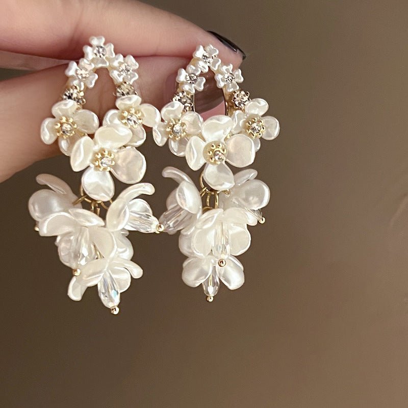 Fleur de Perle – Lange Ohrhänger mit Perlmuttblüten, Zirkonia und Sterling Silber Nadel (französisch inspiriert) - AuraGleam