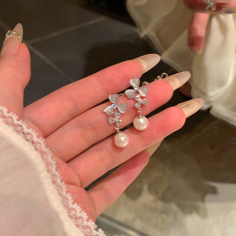 Fleur & Perle – Silberohrringe mit Katzenauge, Blütendesign und schimmernder Perle - AuraGleam