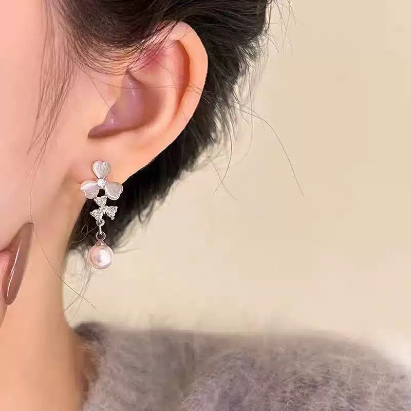 Fleur & Perle – Silberohrringe mit Katzenauge, Blütendesign und schimmernder Perle - AuraGleam